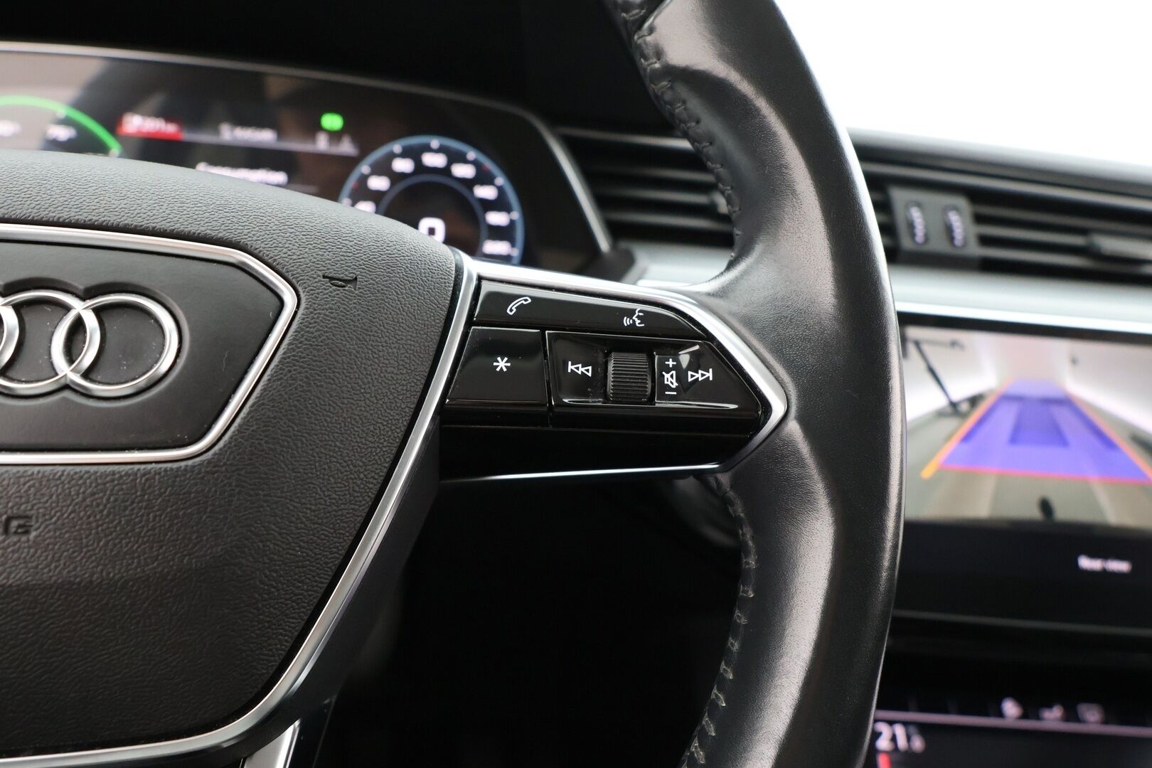 AUDI E-TRON 2020 55 Quattro - 3,99 % KORKOTARJOUS TÄHÄN AUTOON - Koukku / Bang&Olufsen / Sporttipenkit / Navi / Peruutuskamera
