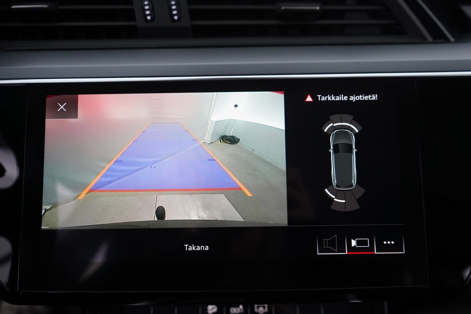 AUDI E-TRON 2020 55 Quattro *B&O / Navi / Koukku / Kamera / Sporttipenkit* - Merkkihuoltohistoria / Viimeisin huolto 88tkm / Kahdet renkaat alumiinivanteilla