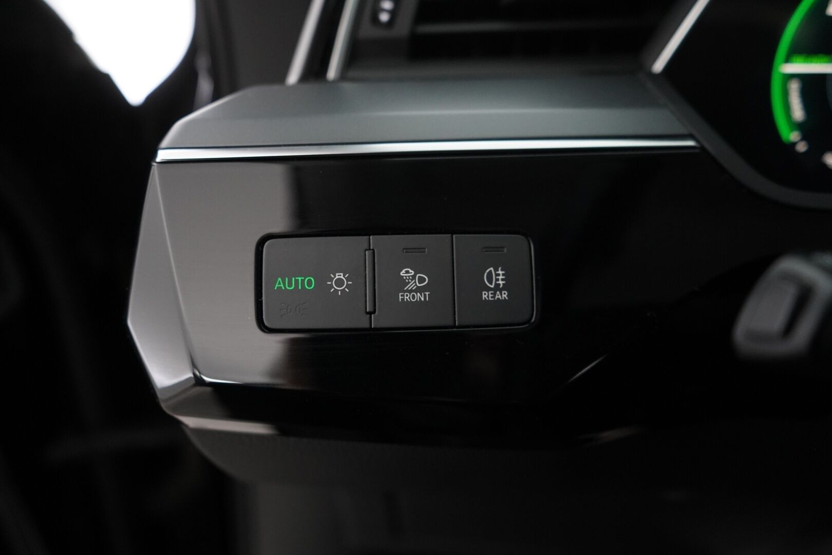 AUDI E-TRON 2020 55 Quattro *B&O / Navi / Koukku / Kamera / Sporttipenkit* - 3,99 % KORKOTARJOUS TÄHÄN AUTOON - Merkkihuoltohistoria / Viimeisin huolto 88tkm / Kahdet renkaat alumiinivanteilla