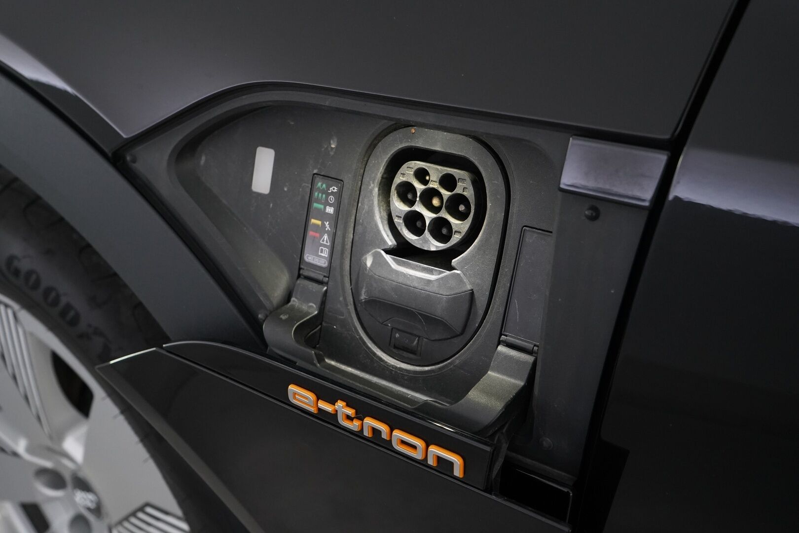AUDI E-TRON 2020 55 Quattro *B&O / Navi / Koukku / Kamera / Sporttipenkit* - 3,99 % KORKOTARJOUS TÄHÄN AUTOON - Merkkihuoltohistoria / Viimeisin huolto 88tkm / Kahdet renkaat alumiinivanteilla