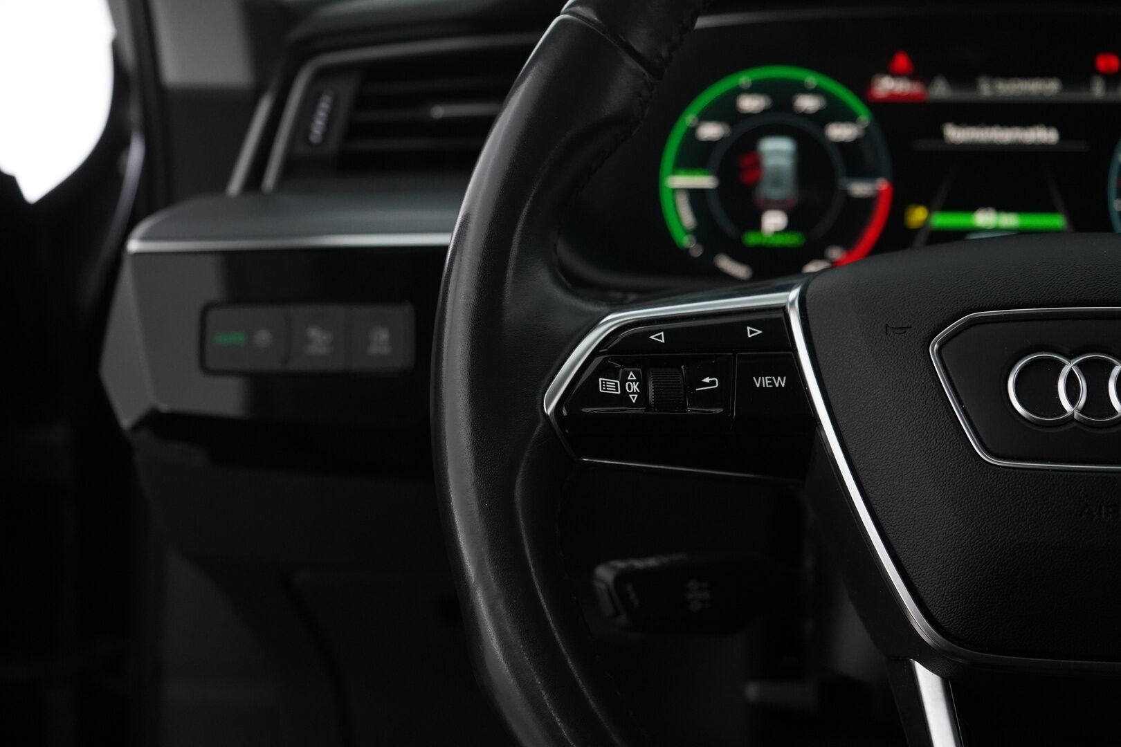 AUDI E-TRON 2020 55 Quattro *B&O / Navi / Koukku / Kamera / Sporttipenkit* - 3,99 % KORKOTARJOUS TÄHÄN AUTOON - Merkkihuoltohistoria / Viimeisin huolto 88tkm / Kahdet renkaat alumiinivanteilla