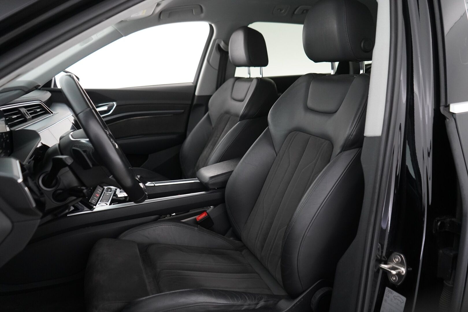 AUDI E-TRON 2020 55 Quattro *B&O / Navi / Koukku / Kamera / Sporttipenkit* - 3,99 % KORKOTARJOUS TÄHÄN AUTOON - Merkkihuoltohistoria / Viimeisin huolto 88tkm / Kahdet renkaat alumiinivanteilla
