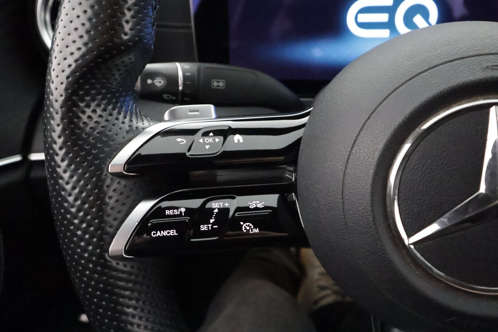 Mercedes-Benz E 2022 300 de 4MATIC A Business Avantgarde EQ Power AMG * Distronic+ / Widescreen / 360° / Koukku / Multibeam / Sportpenkit * - 2x Latauskaapelit / Kahdet renkaat aluvanteilla - HULLUT AVAJAISHULINAT KORKOTARJOUS 3,29 %