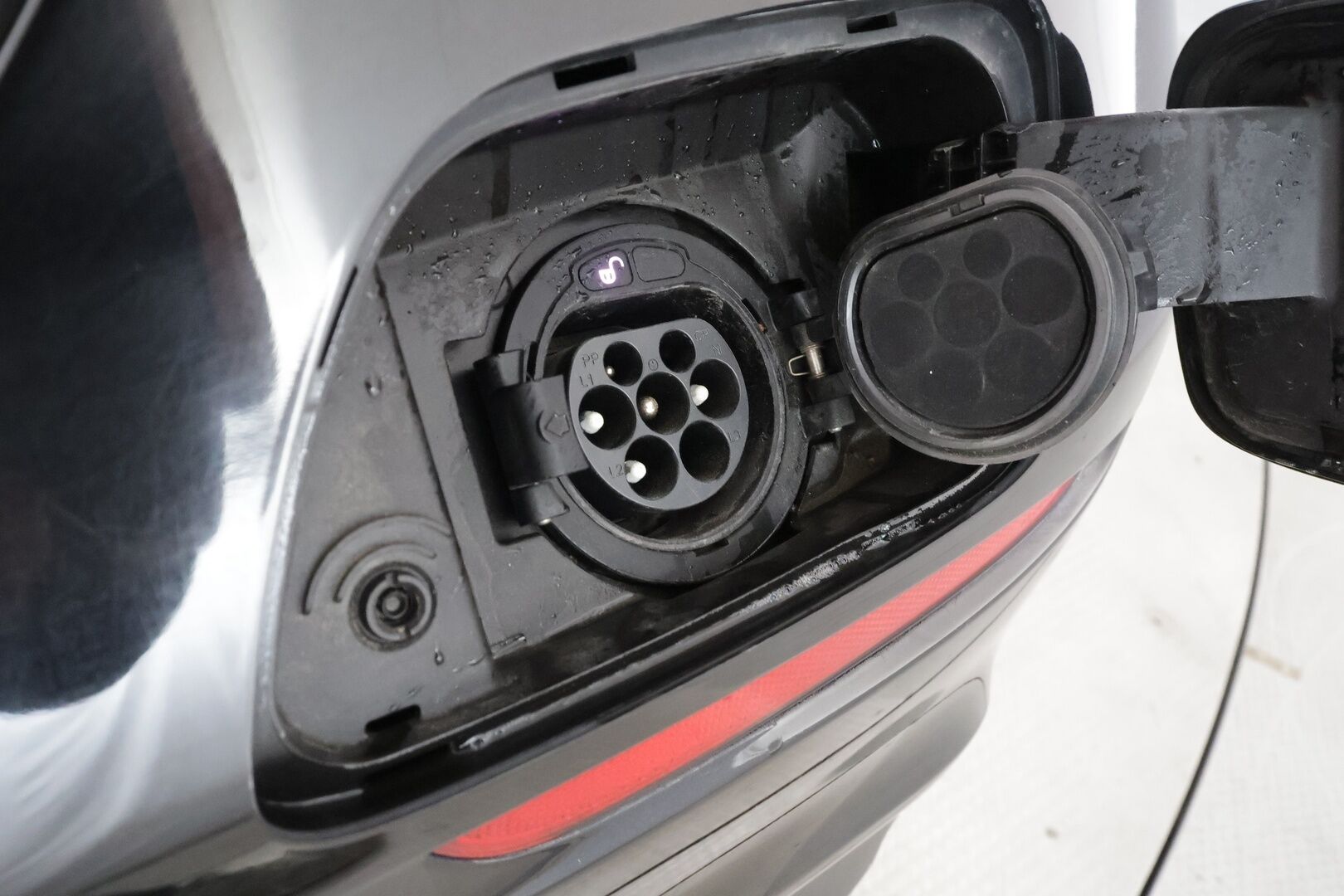 Mercedes-Benz E 2022 300 de 4MATIC A Business Avantgarde EQ Power AMG * Distronic+ / Widescreen / 360° / Koukku / Multibeam / Sportpenkit * - 2x Latauskaapelit / Kahdet renkaat aluvanteilla - HULLUT AVAJAISHULINAT KORKOTARJOUS 3,29 %