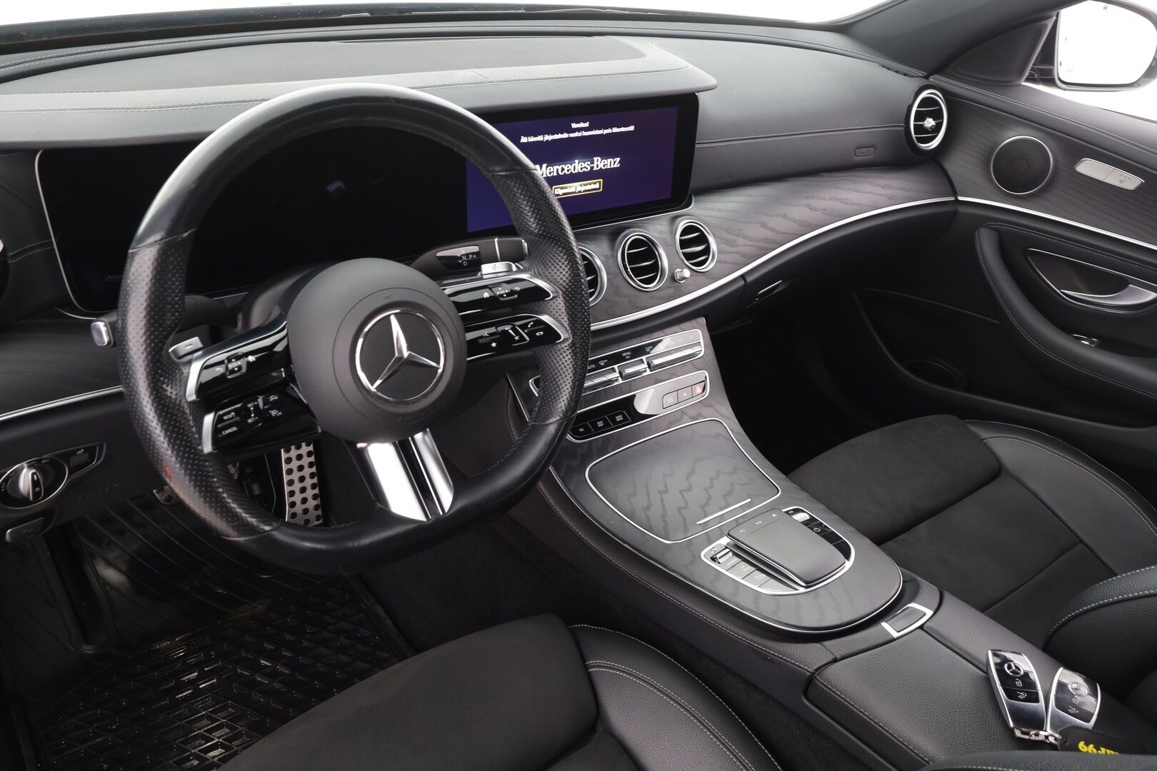Mercedes-Benz E 2022 300 de 4MATIC A Business Avantgarde EQ Power AMG * Distronic+ / Widescreen / 360° / Koukku / Multibeam / Sportpenkit * - 2x Latauskaapelit / Kahdet renkaat aluvanteilla - HULLUT AVAJAISHULINAT KORKOTARJOUS 3,29 %