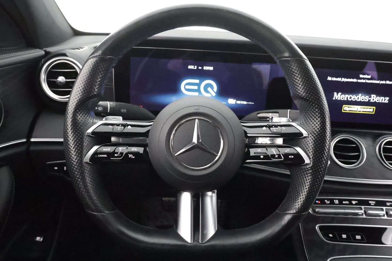 Mercedes-Benz E 2022 300 de 4MATIC A Business Avantgarde EQ Power AMG * Distronic+ / Widescreen / 360° / Koukku / Multibeam / Sportpenkit * - 2x Latauskaapelit / Kahdet renkaat aluvanteilla - HULLUT AVAJAISHULINAT KORKOTARJOUS 3,29 %