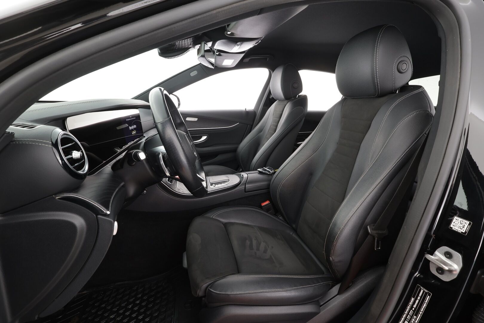 Mercedes-Benz E 2022 300 de 4MATIC A Business Avantgarde EQ Power AMG * Distronic+ / Widescreen / 360° / Koukku / Multibeam / Sportpenkit * - 2x Latauskaapelit / Kahdet renkaat aluvanteilla - HULLUT AVAJAISHULINAT KORKOTARJOUS 3,29 %