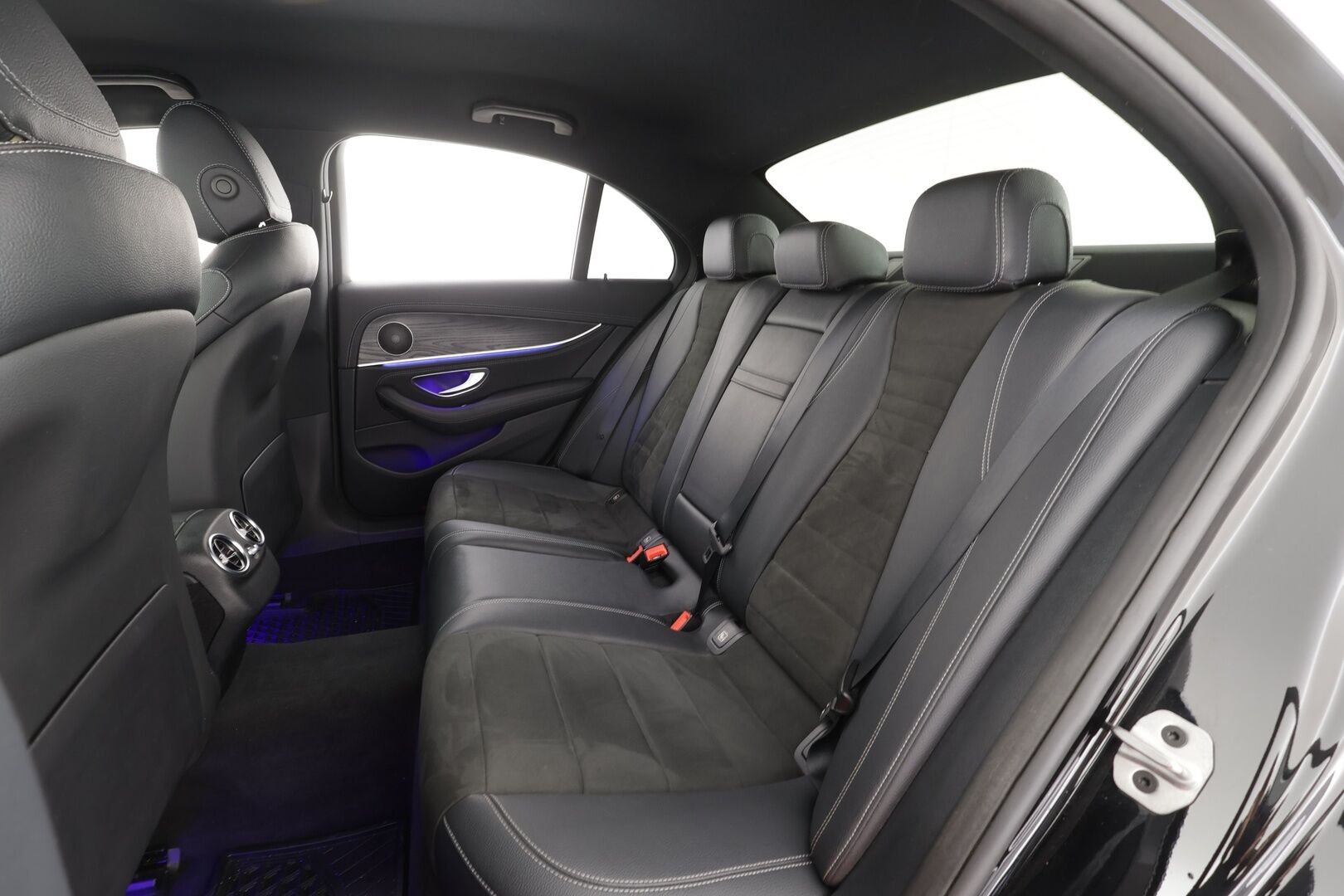 Mercedes-Benz E 2022 300 de 4MATIC A Business Avantgarde EQ Power AMG * Distronic+ / Widescreen / 360° / Koukku / Multibeam / Sportpenkit * - 2x Latauskaapelit / Kahdet renkaat aluvanteilla - HULLUT AVAJAISHULINAT KORKOTARJOUS 3,29 %