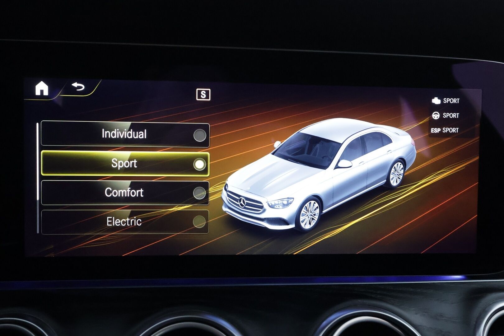 Mercedes-Benz E 2022 300 de 4MATIC A Business Avantgarde EQ Power AMG * Distronic+ / Widescreen / 360° / Koukku / Multibeam / Sportpenkit * - 2x Latauskaapelit / Kahdet renkaat aluvanteilla - HULLUT AVAJAISHULINAT KORKOTARJOUS 3,29 %