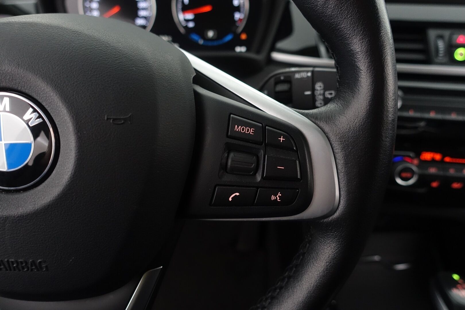 BMW X1 2021 F48 xDrive25e A Charged Edition Sport * ACC / HUD / Harman&Kardon / Panorama / Adapt.LED / Koukku / Sporttipenkit *