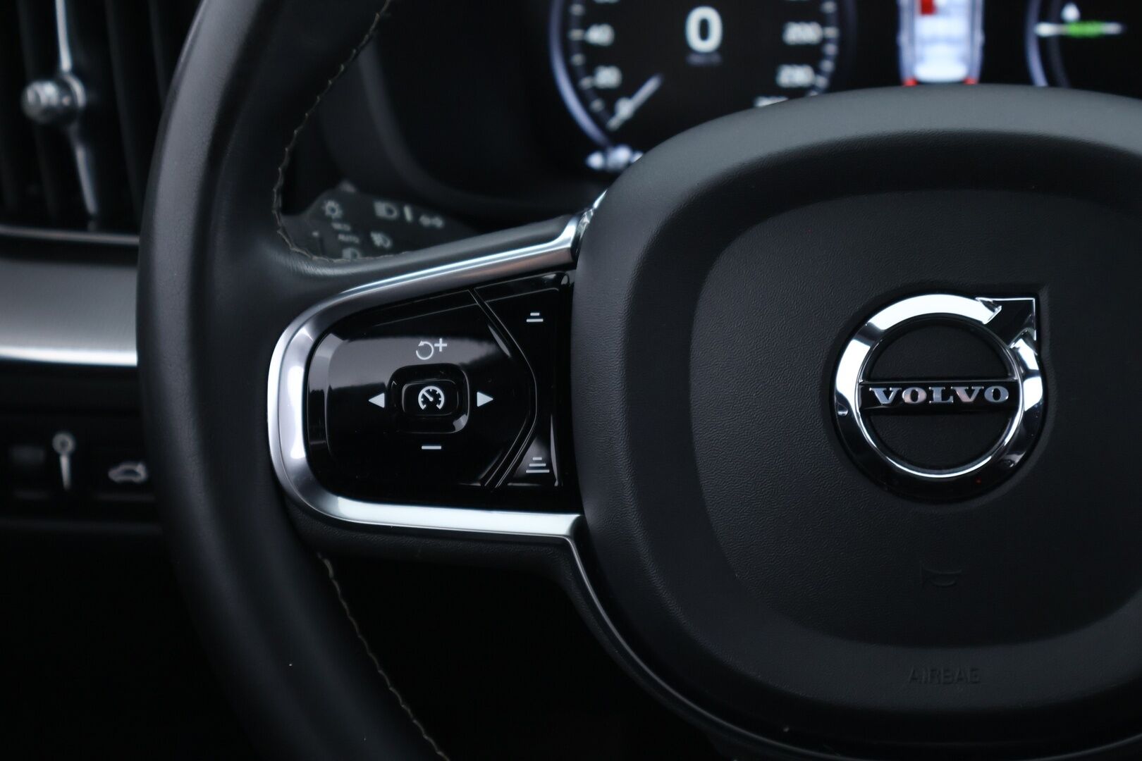 Volvo XC60 2020 T8 Recharge AWD R-Design Aut. *ACC / Webasto / Bower&Wilkins / Hierovat & Ilmastoidut Penkit / HUD / Panorama / Koukku * - Akku kuntotarkastettu / 2x Volvon vanteet / Juuri huollettu - HULLUT AVAJAISHULINAT KORKOTARJOUS 3,29 %