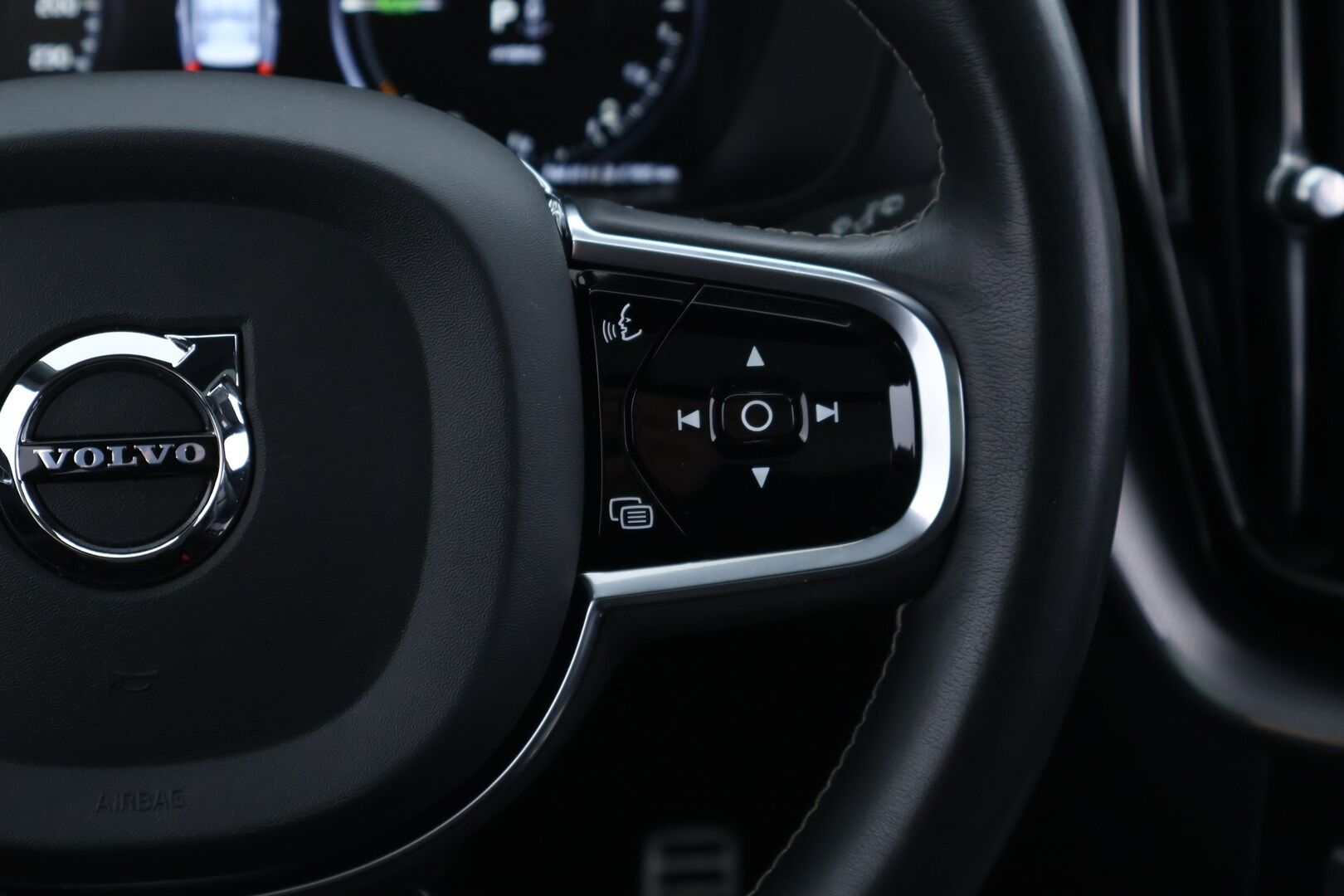 Volvo XC60 2020 T8 Recharge AWD R-Design Aut. *ACC / Webasto / Bower&Wilkins / Hierovat & Ilmastoidut Penkit / HUD / Panorama / Koukku * - Akku kuntotarkastettu / 2x Volvon vanteet / Juuri huollettu - HULLUT AVAJAISHULINAT KORKOTARJOUS 3,29 %