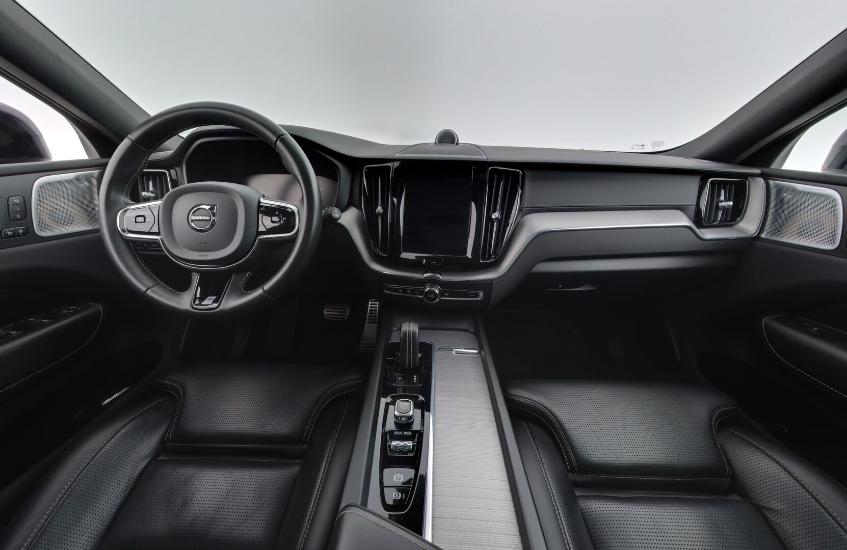 Volvo XC60 2020 T8 Recharge AWD R-Design Aut. *ACC / Webasto / Bower&Wilkins / Hierovat & Ilmastoidut Penkit / HUD / Panorama / Koukku * - Akku kuntotarkastettu / 2x Volvon vanteet / Juuri huollettu - HULLUT AVAJAISHULINAT KORKOTARJOUS 3,29 %