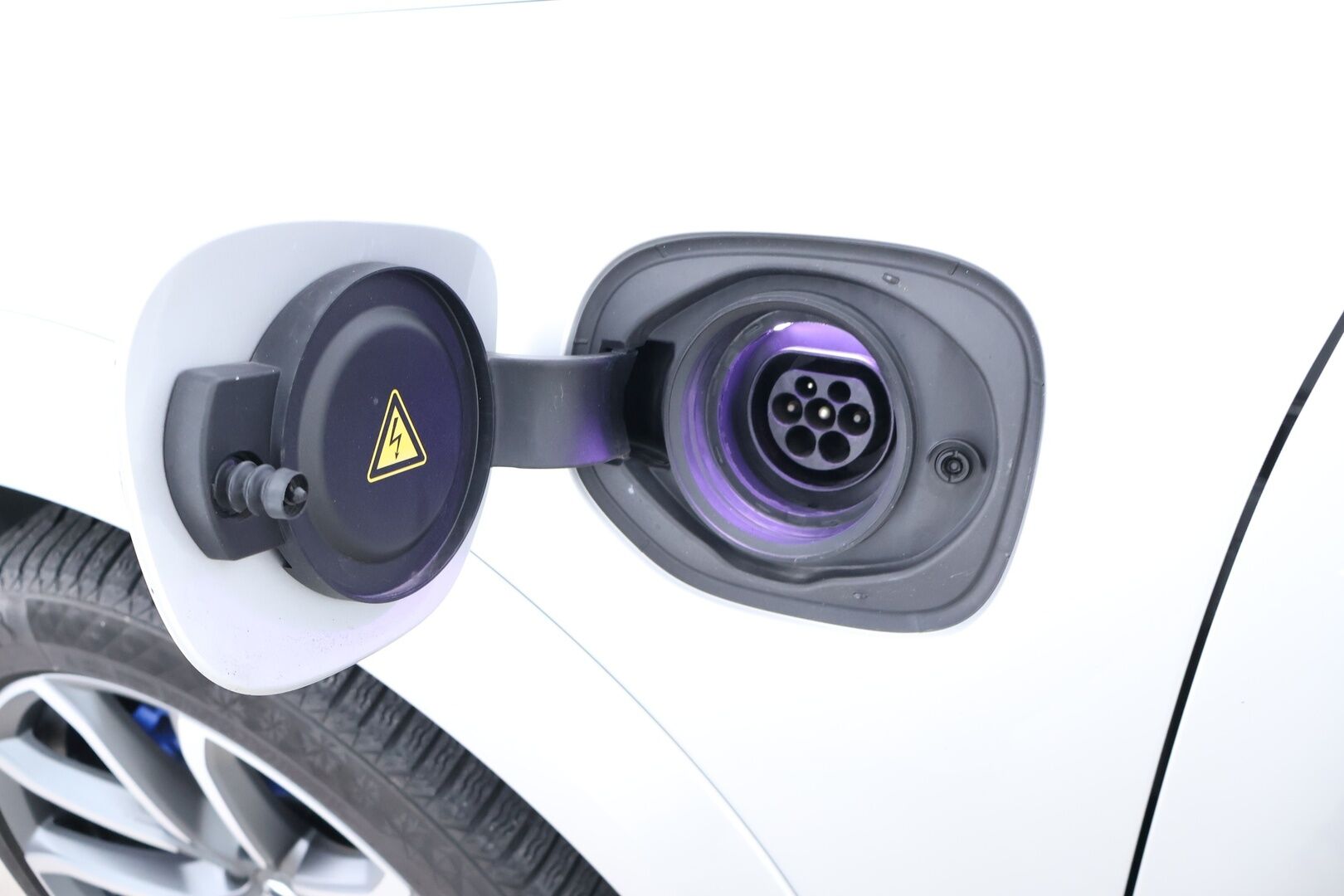 Volvo XC60 2020 T8 Recharge AWD R-Design Aut. *ACC / Webasto / Bower&Wilkins / Hierovat & Ilmastoidut Penkit / HUD / Panorama / Koukku * - Akku kuntotarkastettu / 2x Volvon vanteet / Juuri huollettu - HULLUT AVAJAISHULINAT KORKOTARJOUS 3,29 %