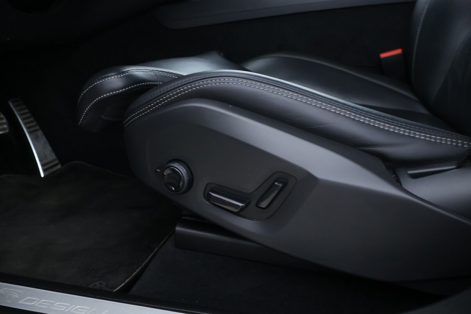 Volvo XC60 2020 T8 Recharge AWD R-Design Aut. *ACC / Webasto / Bower&Wilkins / Hierovat & Ilmastoidut Penkit / HUD / Panorama / Koukku * - Akku kuntotarkastettu / 2x Volvon vanteet / Juuri huollettu - HULLUT AVAJAISHULINAT KORKOTARJOUS 3,29 %