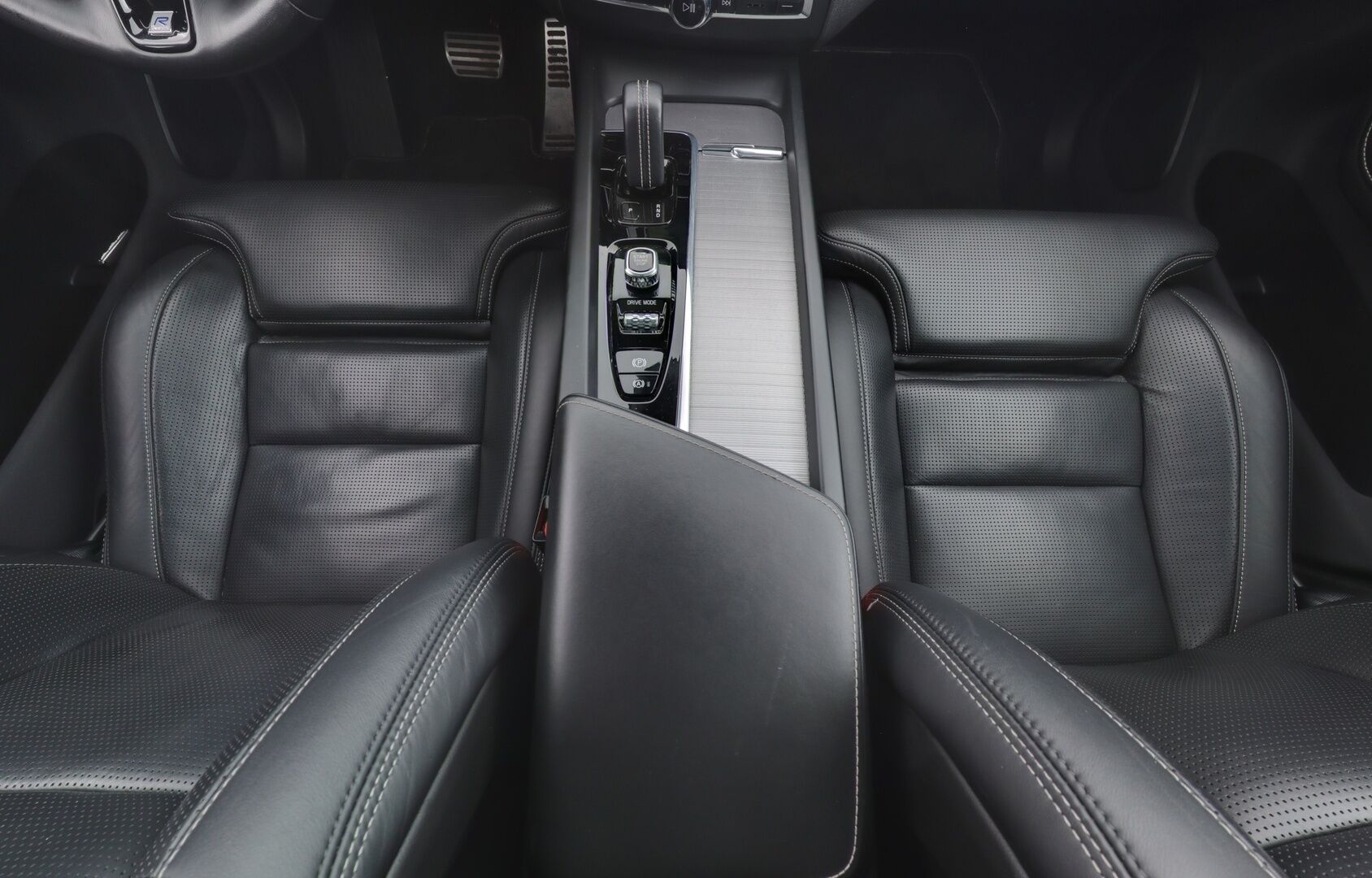 Volvo XC60 2020 T8 Recharge AWD R-Design Aut. *ACC / Webasto / Bower&Wilkins / Hierovat & Ilmastoidut Penkit / HUD / Panorama / Koukku * - Akku kuntotarkastettu / 2x Volvon vanteet / Juuri huollettu - HULLUT AVAJAISHULINAT KORKOTARJOUS 3,29 %