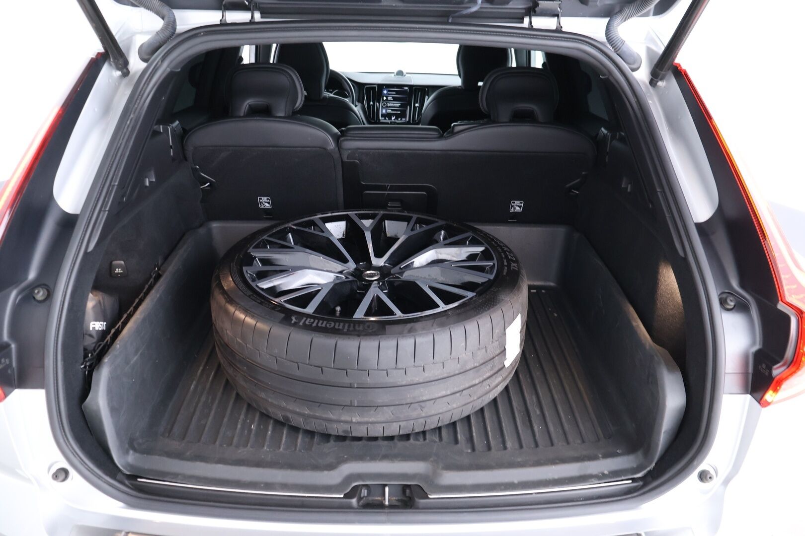 Volvo XC60 2020 T8 Recharge AWD R-Design Aut. *ACC / Webasto / Bower&Wilkins / Hierovat & Ilmastoidut Penkit / HUD / Panorama / Koukku * - Akku kuntotarkastettu / 2x Volvon vanteet / Juuri huollettu - HULLUT AVAJAISHULINAT KORKOTARJOUS 3,29 %