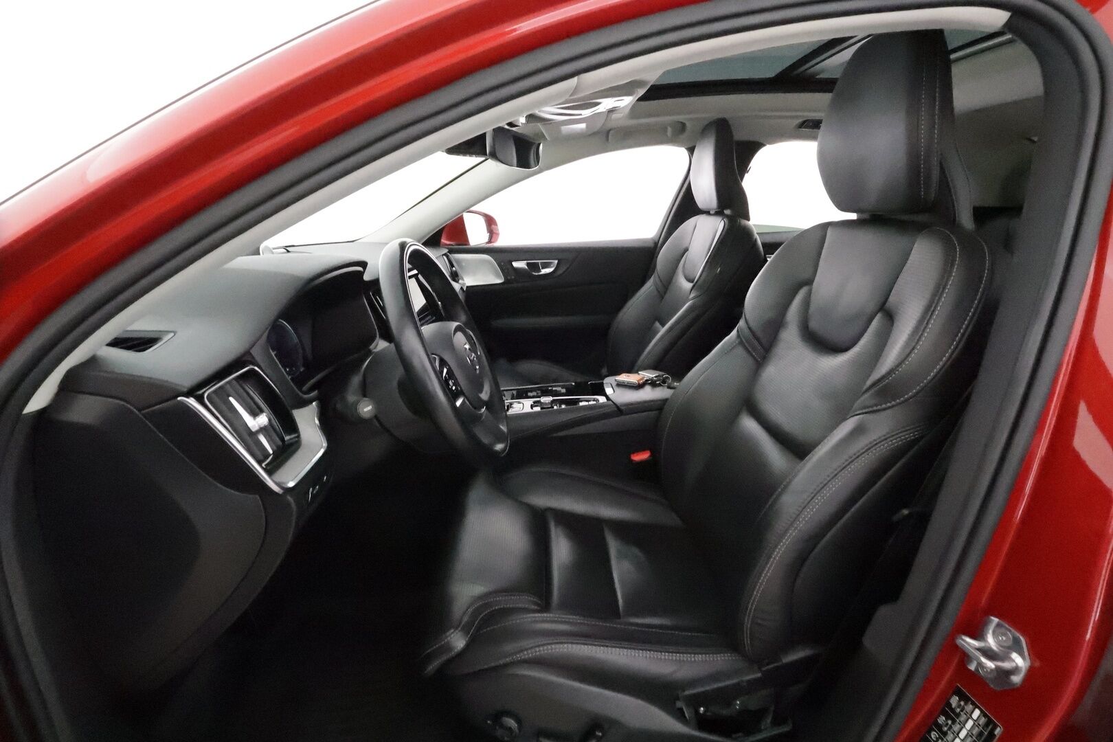 Volvo S60 2021 T8 TwE AWD Business Inscription aut **Adapt.vakkari / Lasikatto / B&W / 360° / Muistipenkit / HUD / Full LED** - 3,99 % KORKOTARJOUS TÄHÄN AUTOON - Hierovat muistipenkit ilmastoinnilla / Merkkihuollettu / Penkinlämmittimet takana / Ratinlämmitin / KeylessGo / Mustat nahat / Supervarusteet!