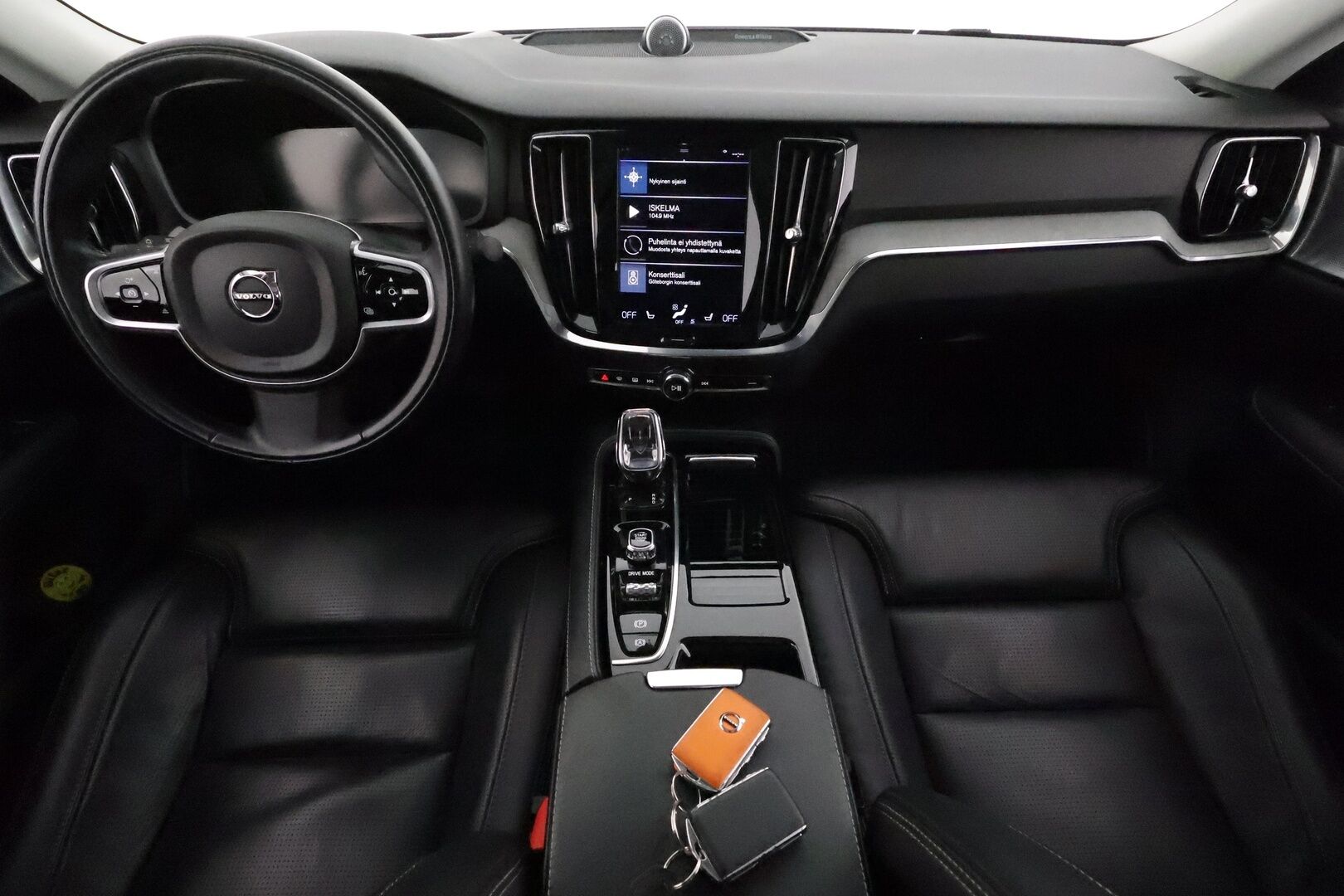 Volvo S60 2021 T8 TwE AWD Business Inscription aut **Adapt.vakkari / Lasikatto / B&W / 360° / Muistipenkit / HUD / Full LED** - 3,99 % KORKOTARJOUS TÄHÄN AUTOON - Hierovat muistipenkit ilmastoinnilla / Merkkihuollettu / Penkinlämmittimet takana / Ratinlämmitin / KeylessGo / Mustat nahat / Supervarusteet!