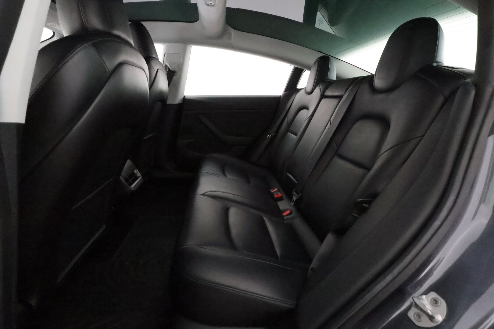 Tesla Model 3 2019 Long Range Dual motor AWD *Koukku / Lasikatto / ACC / LED / P.kamera / Muistipenkki / Navi / Premium Audio* - Akku kuntotarkastettu / 2x Latauskaapelit / Kahdet Renkaat