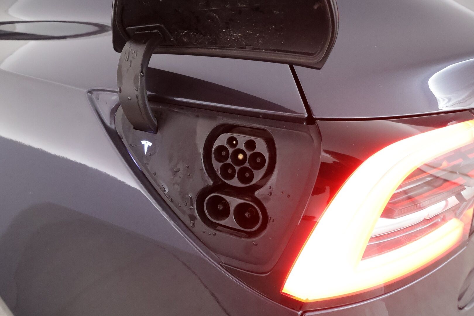 Tesla Model 3 2019 Long Range Dual motor AWD *Koukku / Lasikatto / ACC / LED / P.kamera / Muistipenkki / Navi / Premium Audio* - Akku kuntotarkastettu / 2x Latauskaapelit / Kahdet Renkaat
