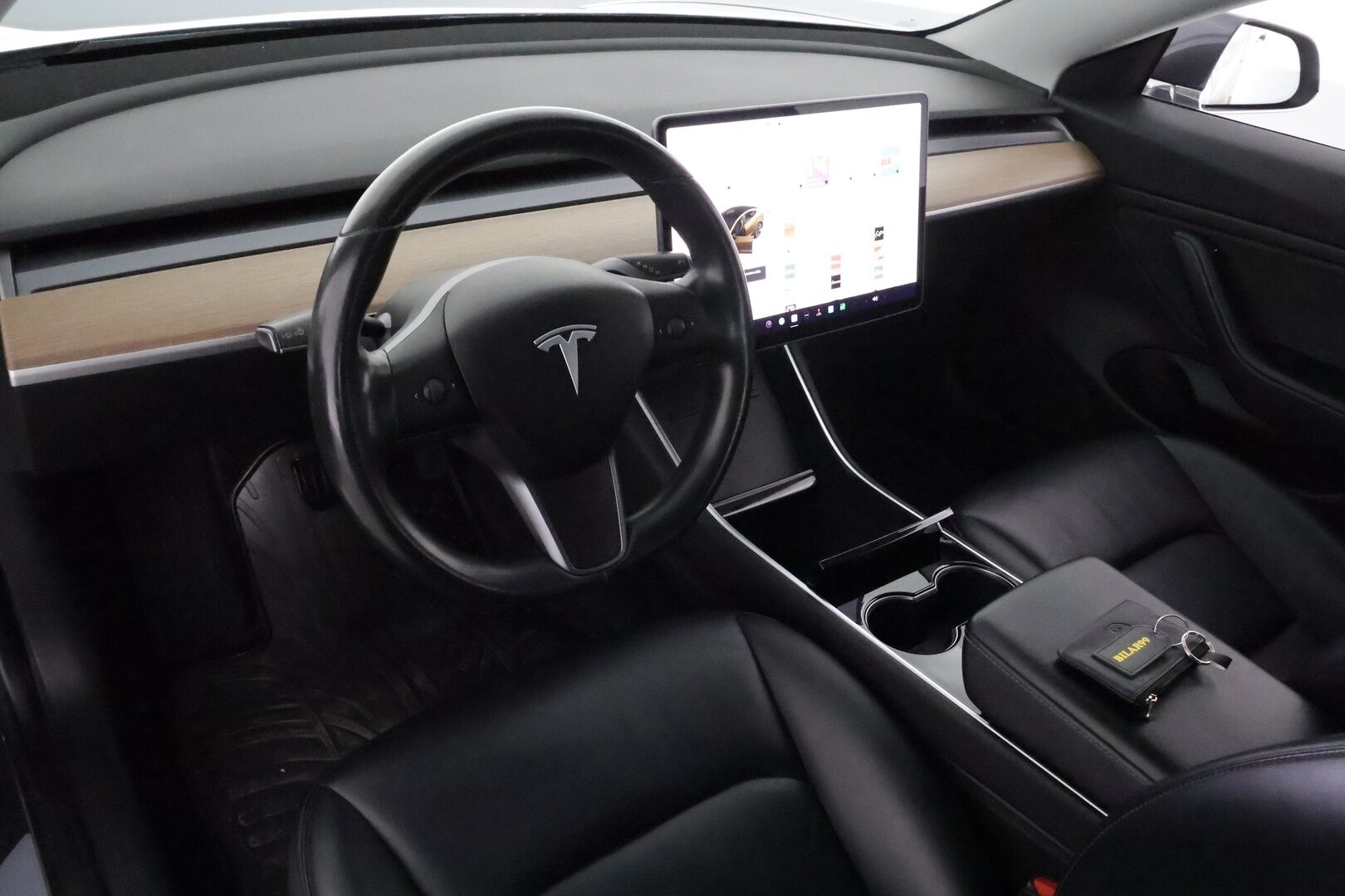Tesla Model 3 2019 Long Range Dual motor AWD *Koukku / Lasikatto / ACC / LED / P.kamera / Muistipenkki / Navi / Premium Audio* - Akku kuntotarkastettu / 2x Latauskaapelit / Kahdet Renkaat
