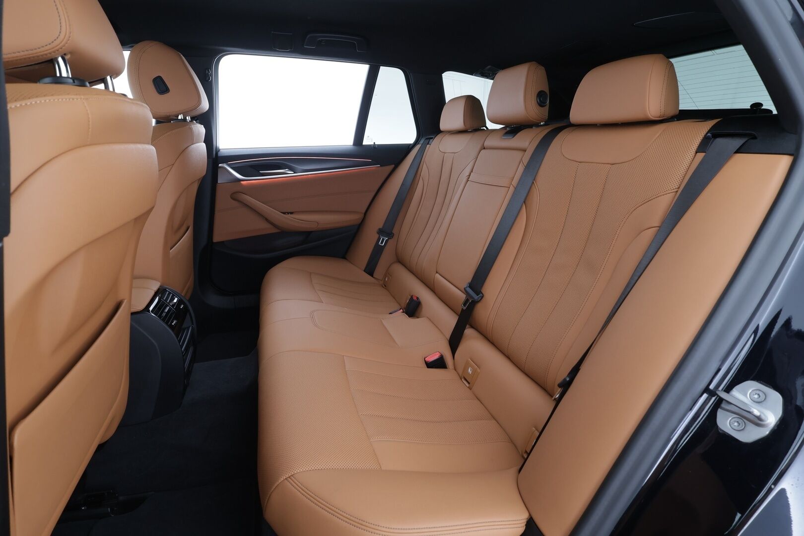 BMW 530 2021 G31 Touring 530e xDrive A Charged Edition M Sport * ACC / LED / P.Kamera / Koukku / HiFi / Navi / Comfort Access * - 2x Latauskaapelit / Kahdet renkaat aluvanteilla