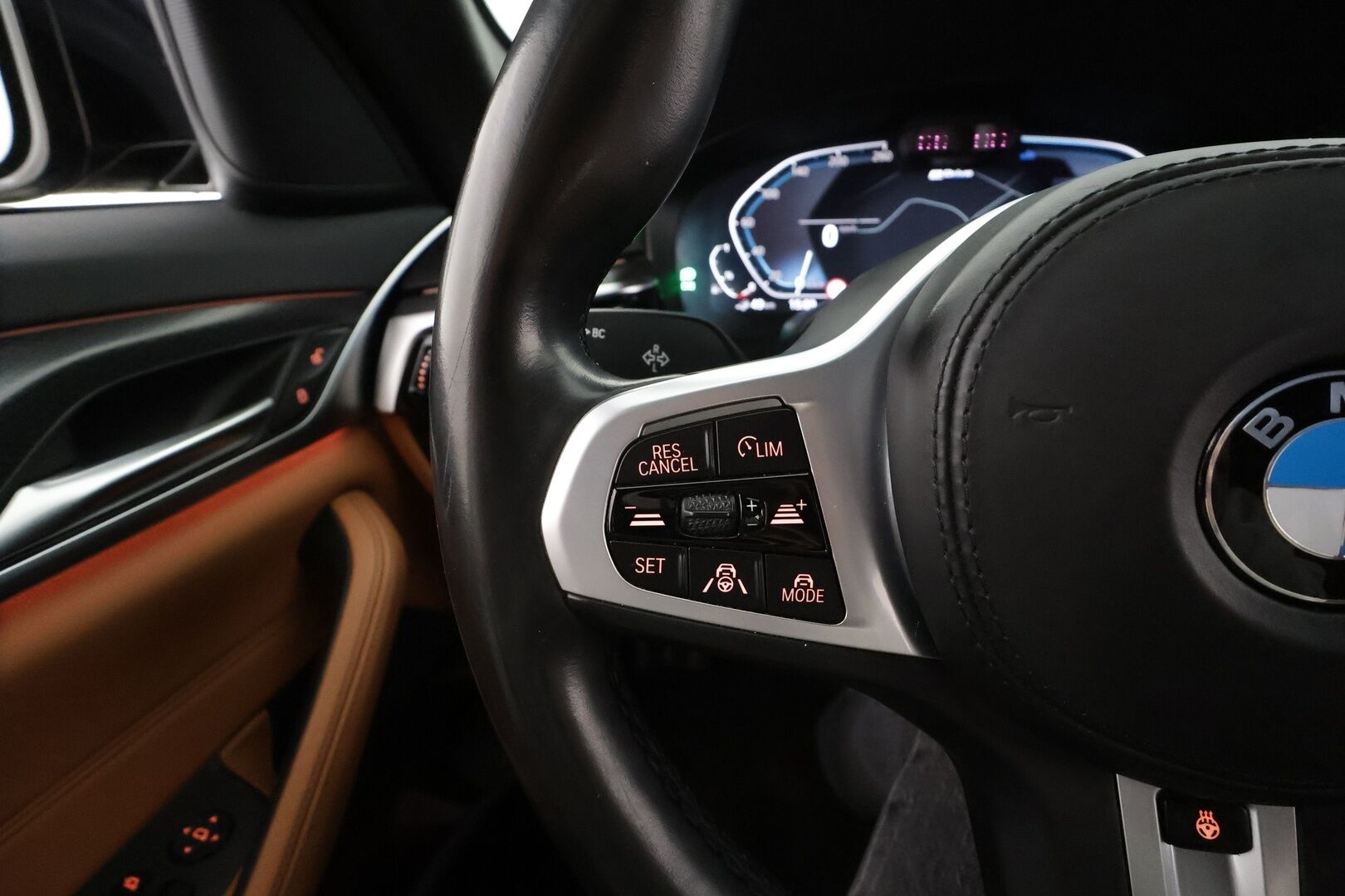 BMW 530 2021 G31 Touring 530e xDrive A Charged Edition M Sport * ACC / LED / P.Kamera / Koukku / HiFi / Navi / Comfort Access * - 2x Latauskaapelit / Kahdet renkaat aluvanteilla