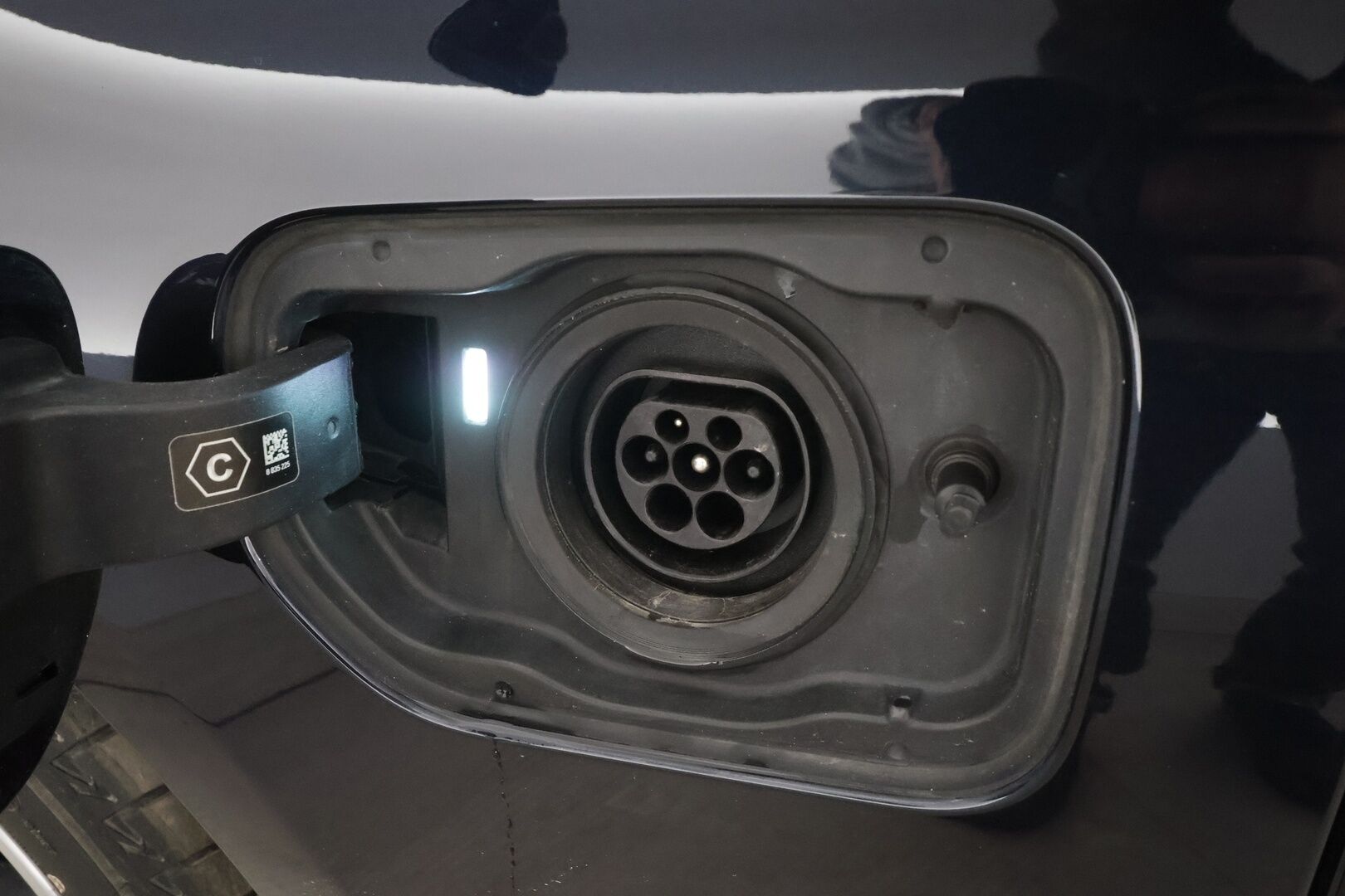 BMW 530 2021 G31 Touring 530e xDrive A Charged Edition M Sport * ACC / LED / P.Kamera / Koukku / HiFi / Navi / Comfort Access * - 2x Latauskaapelit / Kahdet renkaat aluvanteilla