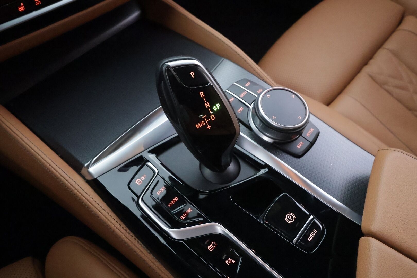 BMW 530 2021 G31 Touring 530e xDrive A Charged Edition M Sport * ACC / LED / P.Kamera / Koukku / HiFi / Navi / Comfort Access * - 2x Latauskaapelit / Kahdet renkaat aluvanteilla