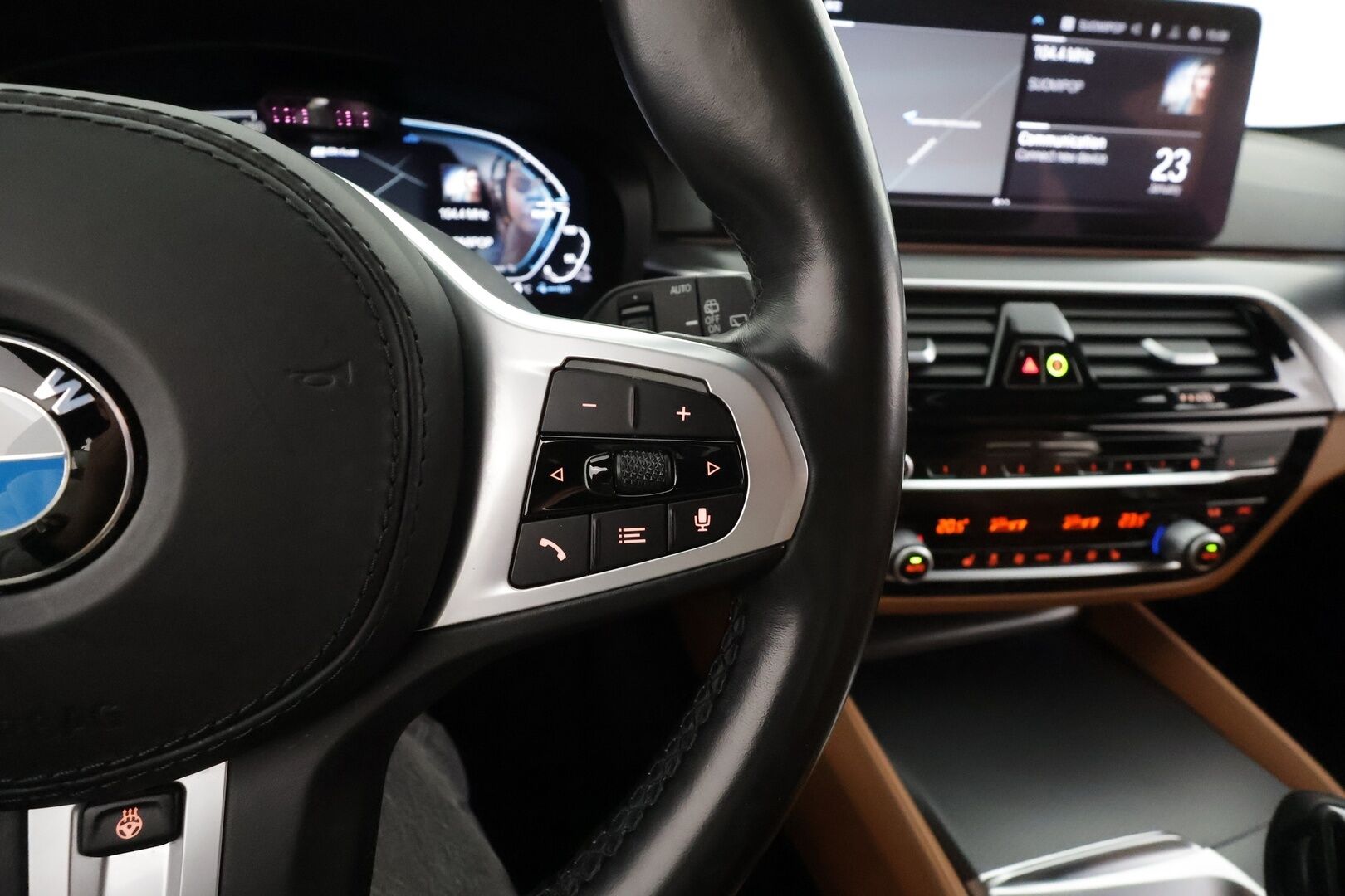 BMW 530 2021 G31 Touring 530e xDrive A Charged Edition M Sport * ACC / LED / P.Kamera / Koukku / HiFi / Navi / Comfort Access * - 2x Latauskaapelit / Kahdet renkaat aluvanteilla