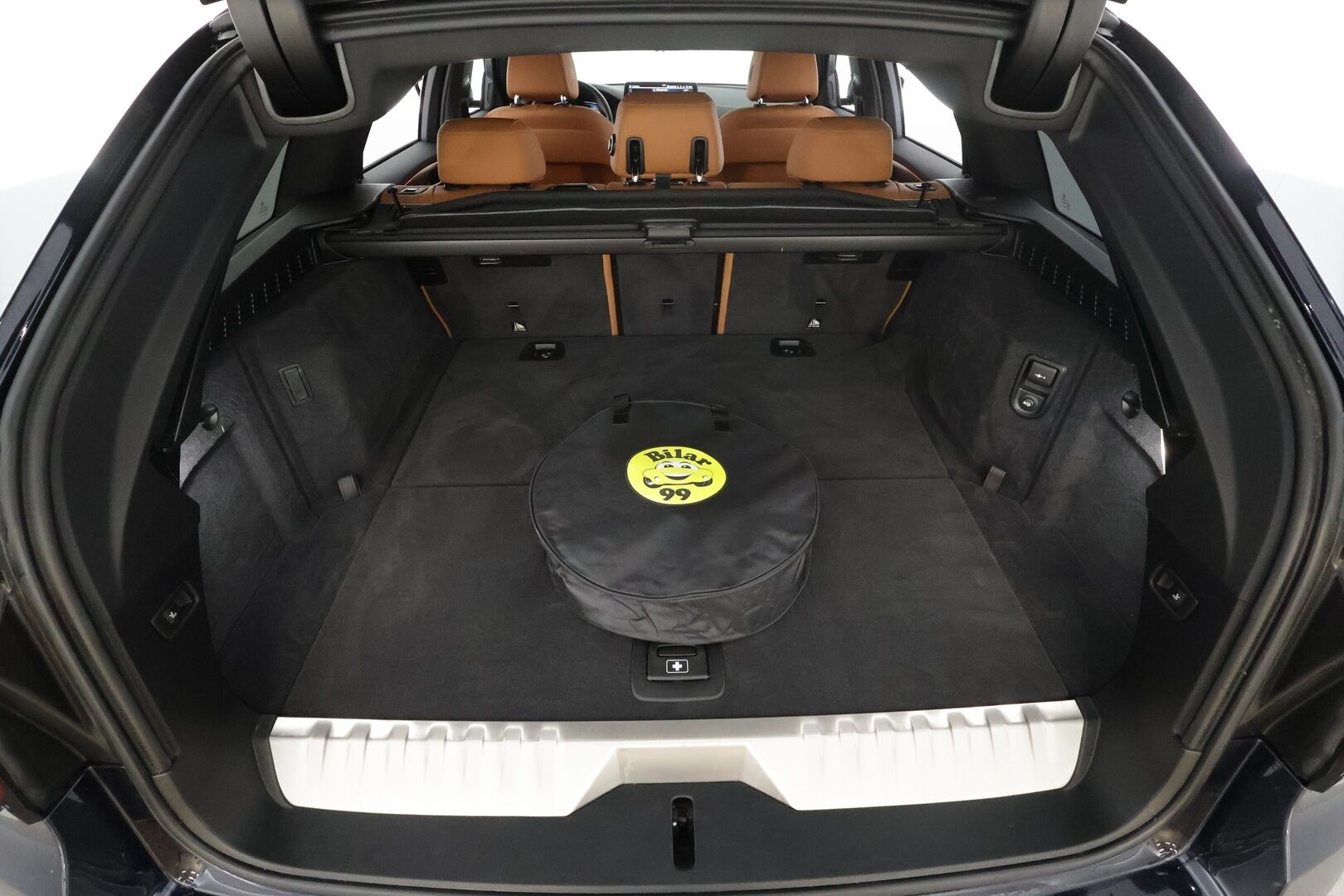 BMW 530 2021 G31 Touring 530e xDrive A Charged Edition M Sport * ACC / LED / P.Kamera / Koukku / HiFi / Navi / Comfort Access * - 2x Latauskaapelit / Kahdet renkaat aluvanteilla