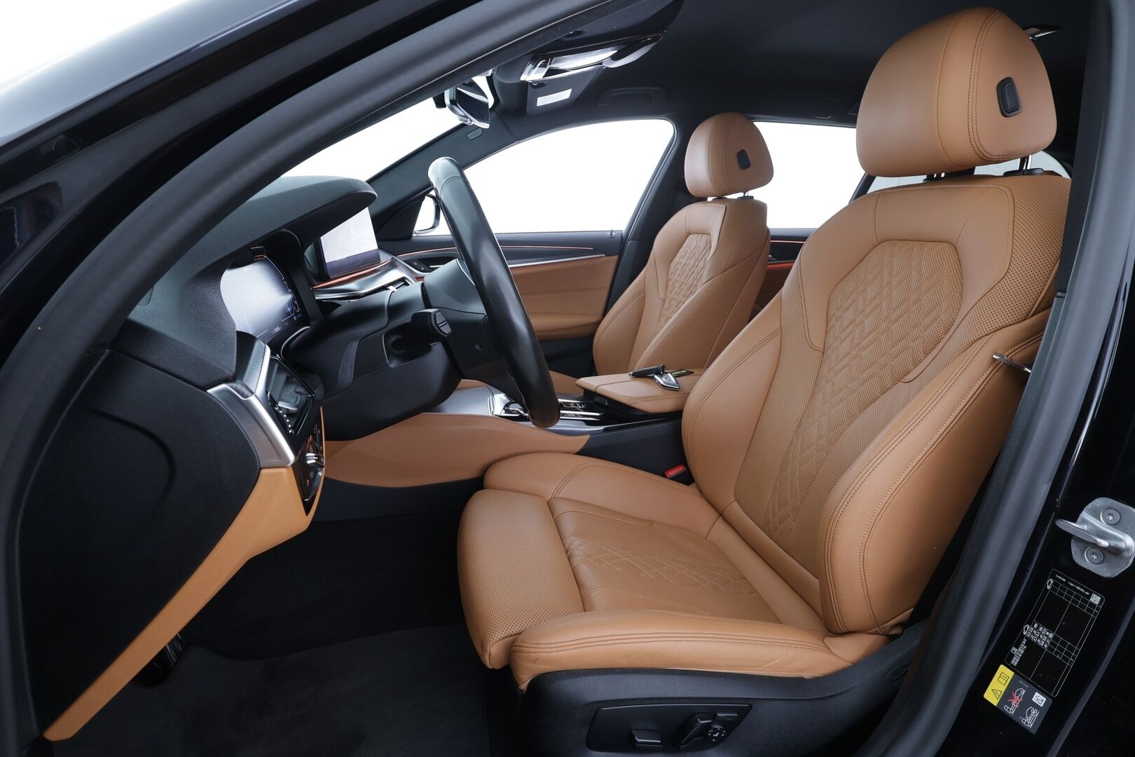 BMW 530 2021 G31 Touring 530e xDrive A Charged Edition M Sport * ACC / LED / P.Kamera / Koukku / HiFi / Navi / Comfort Access * - 2x Latauskaapelit / Kahdet renkaat aluvanteilla