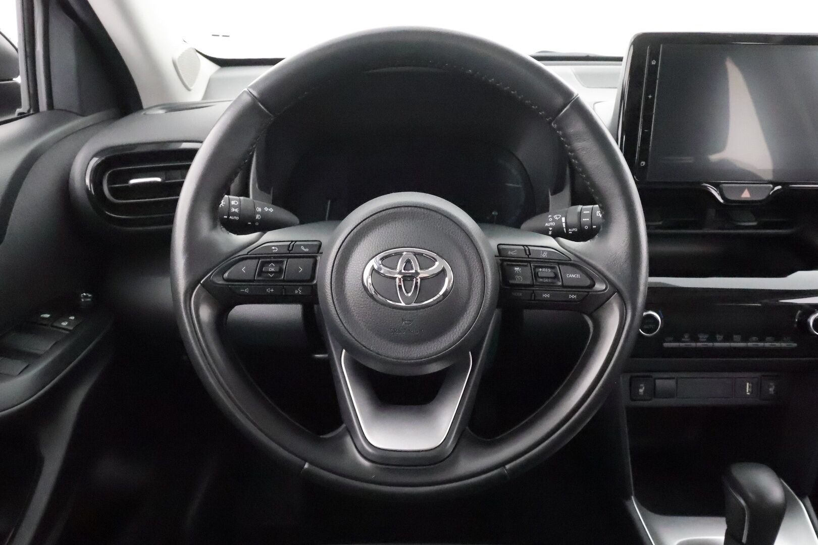 Toyota Yaris Cross 2024 1,5 Hybrid Active * ACC / P.kamera / LED / Navi / KeylessGo * - Suomi-auto / Kahdet renkaat aluvanteilla / Merkkihuollettu - HULLU BLACKWEEK KORKOTARJOUS 2,49%