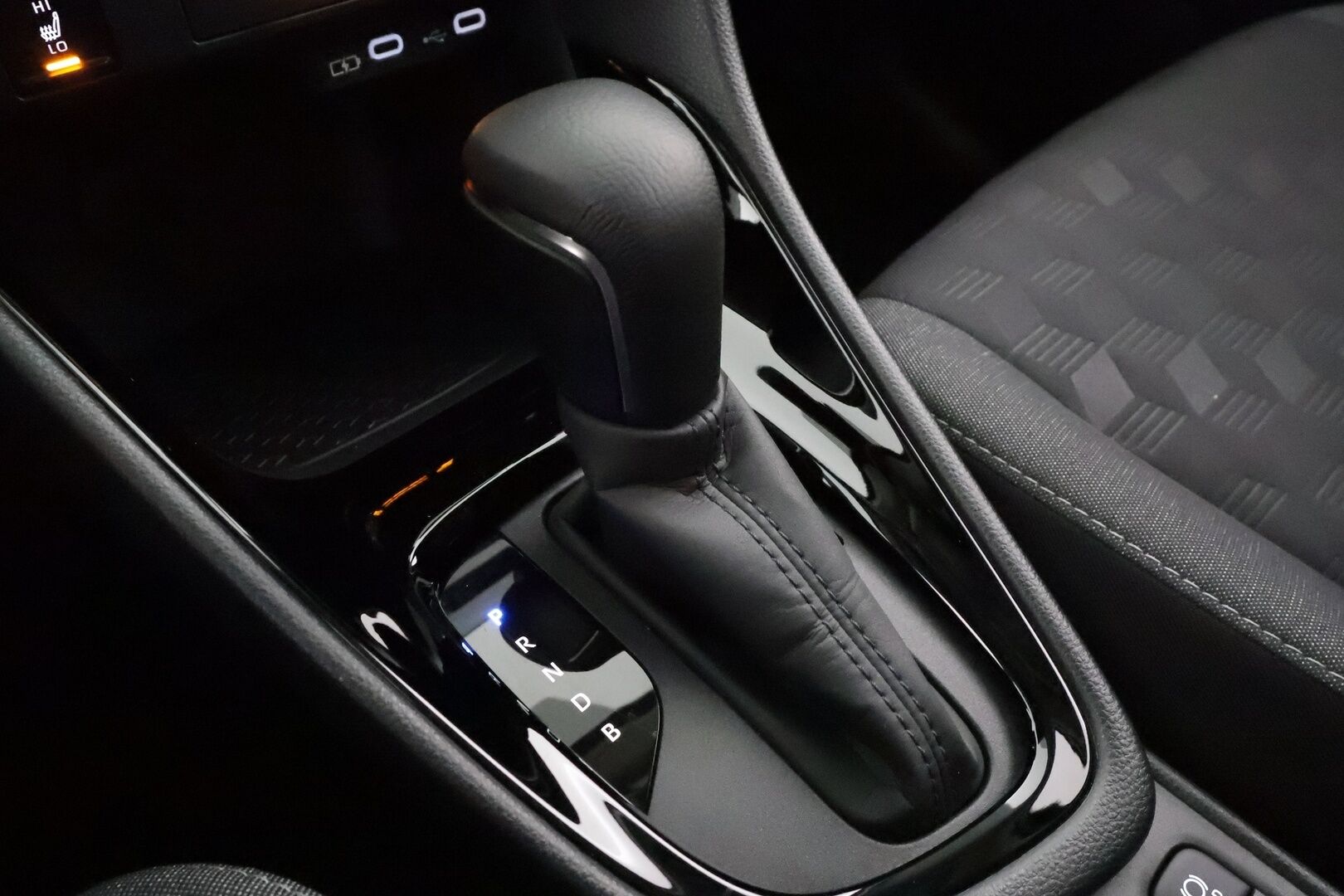 Toyota Yaris 2024 1,5 Hybrid 116 Intense Plus * ACC / P.kamera / Digimittaristo / LED / Facelift / 2xRenkaat / Ratinlämmitin * - 1.Om Suomi-auto / Merkkihuollettu - HULLU BLACKWEEK KORKOTARJOUS 2,49%