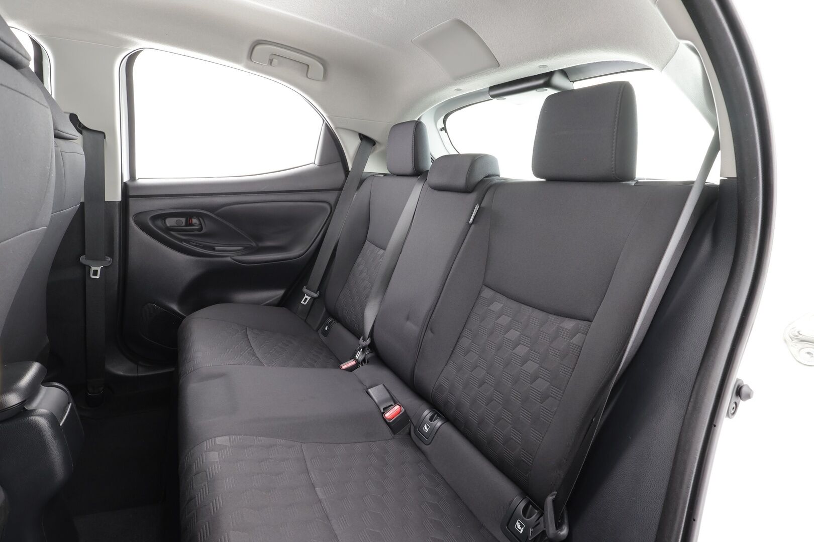 Toyota Yaris 2024 1,5 Hybrid 116 Intense * 1.Om Suomi-auto /  ACC / P.kamera / Ratinlämmitin / Kaistavahti / Apple&Android * - Kahdet renkaat aluvanteilla / Merkkihuollettu - HULLUT BLACKWEEK JATKOT - KORKOTARJOUS 2,49%