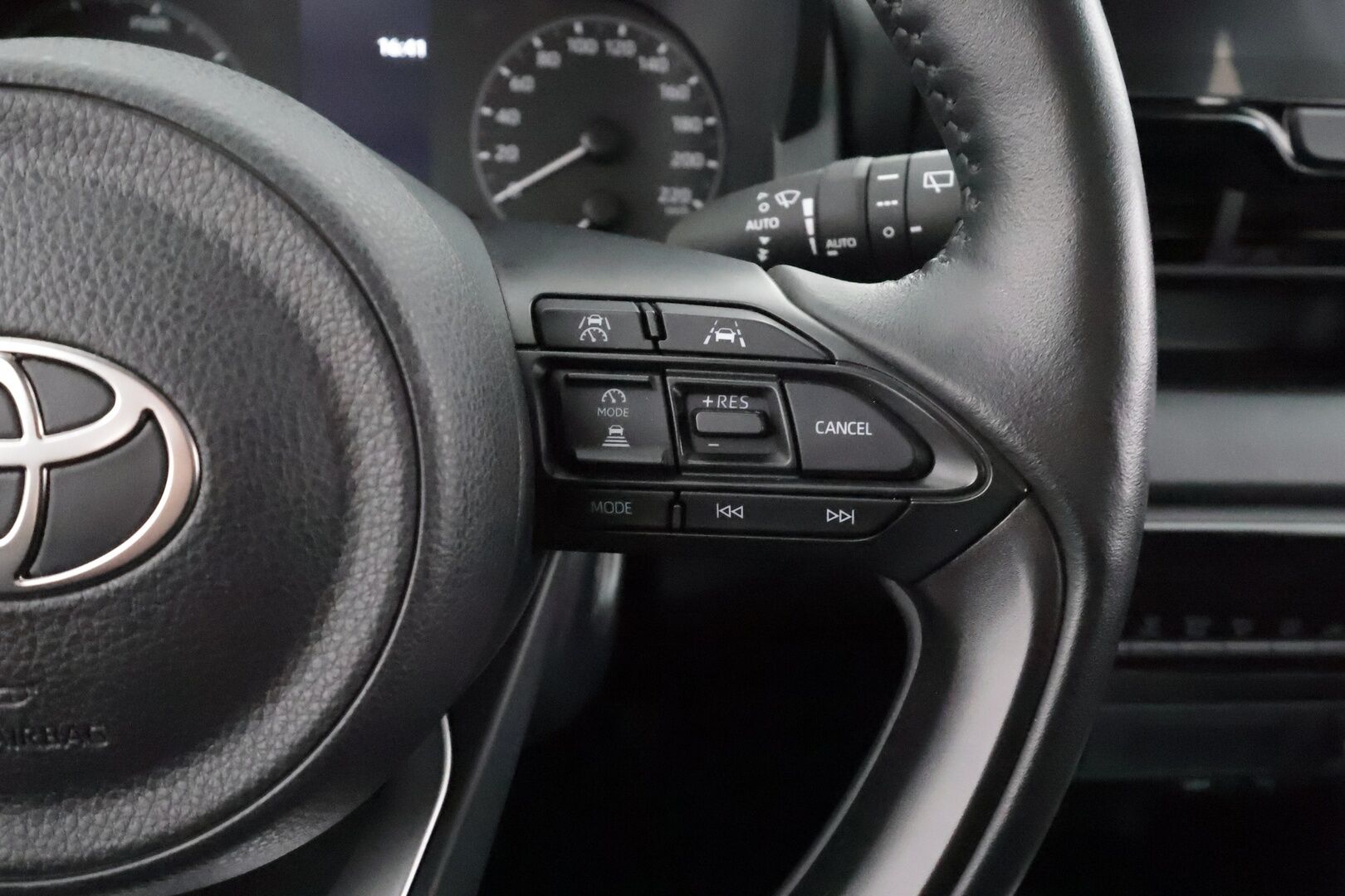 Toyota Yaris 2024 1,5 Hybrid 116 Intense * 1.Om Suomi-auto /  ACC / P.kamera / Ratinlämmitin / Kaistavahti / Apple&Android * - Kahdet renkaat aluvanteilla / Merkkihuollettu