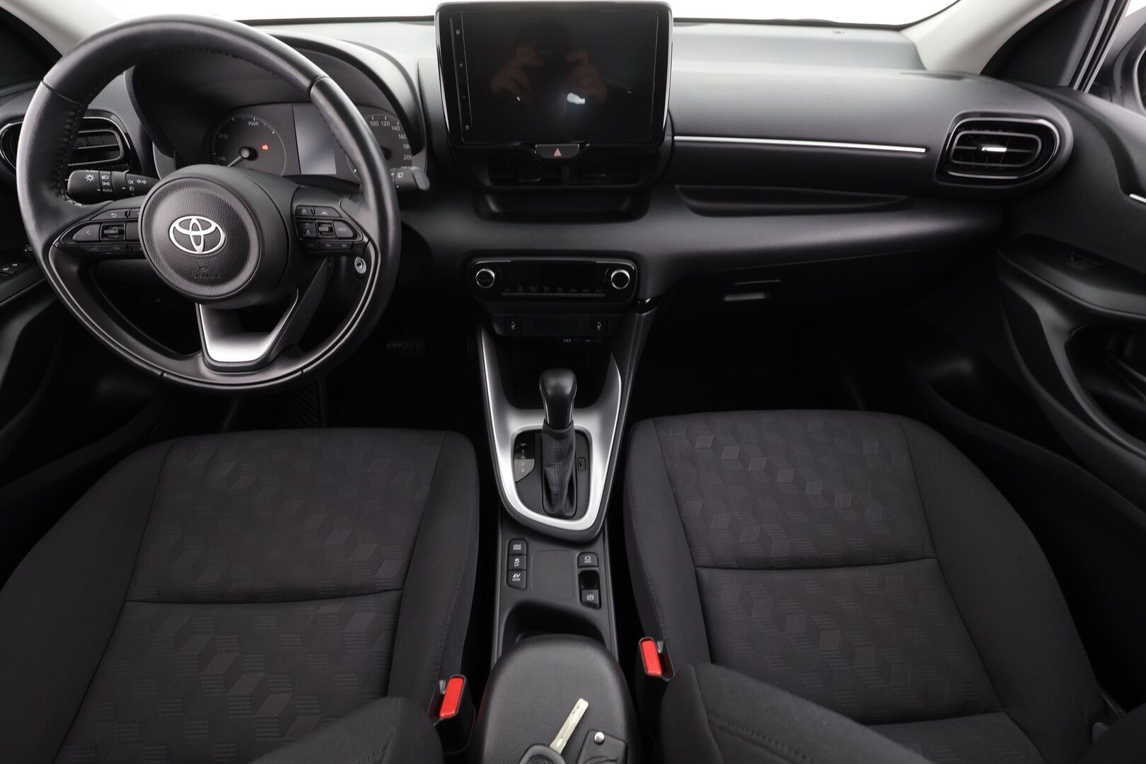 Toyota Yaris 2024 1,5 Hybrid 116 Intense * 1.Om Suomi-auto /  ACC / P.kamera / Ratinlämmitin / Kaistavahti / Apple&Android * - Kahdet renkaat aluvanteilla / Merkkihuollettu