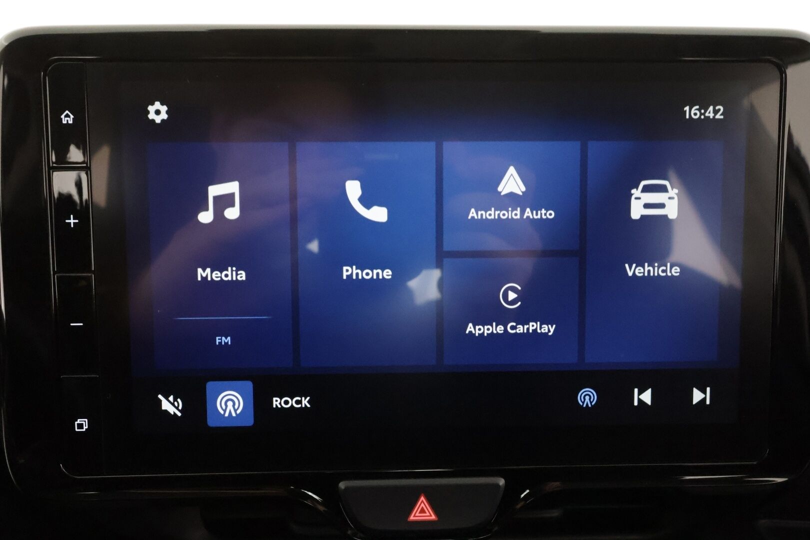 Toyota Yaris 2024 1,5 Hybrid 116 Intense * 1.Om Suomi-auto /  ACC / P.kamera / Ratinlämmitin / Kaistavahti / Apple&Android * - Kahdet renkaat aluvanteilla / Merkkihuollettu