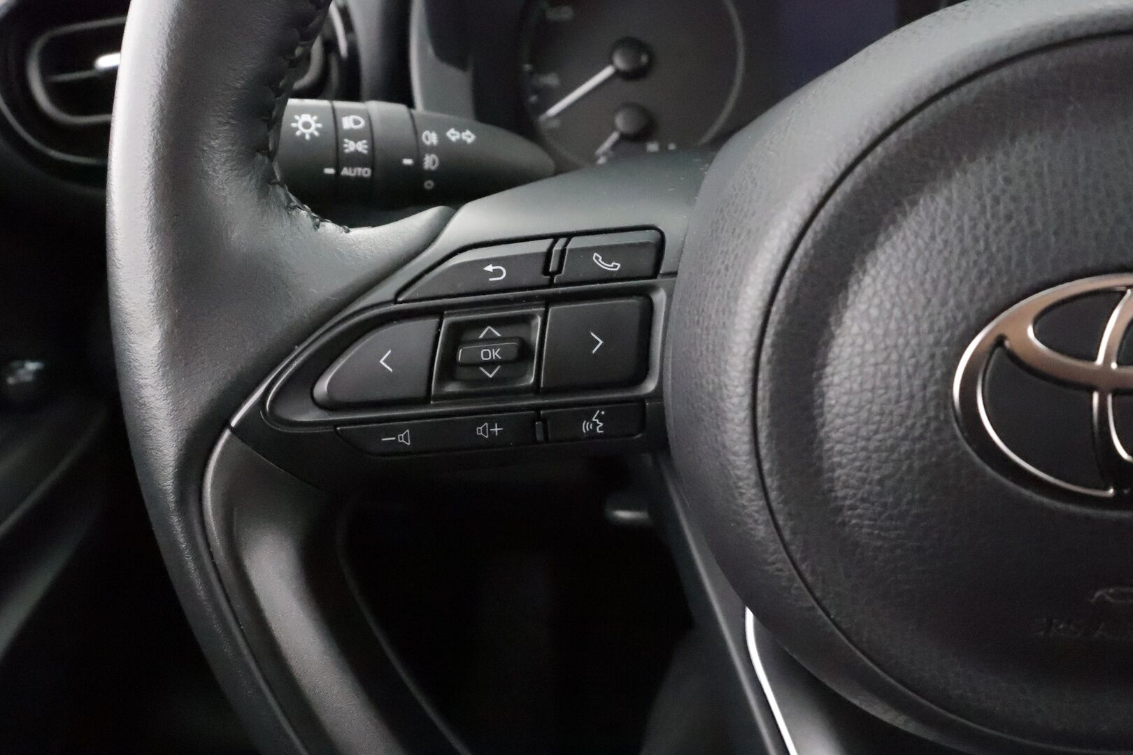 Toyota Yaris 2024 1,5 Hybrid 116 Intense * 1.Om Suomi-auto /  ACC / P.kamera / Ratinlämmitin / Kaistavahti / Apple&Android * - Kahdet renkaat aluvanteilla / Merkkihuollettu