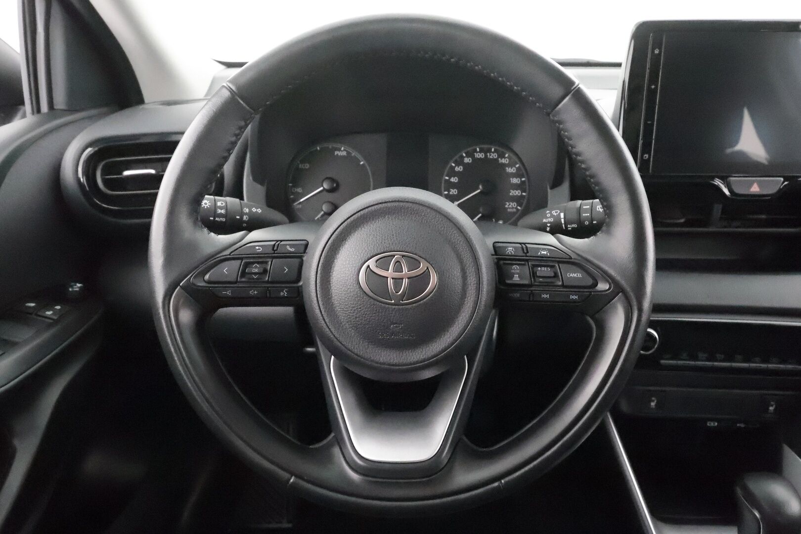 Toyota Yaris 2024 1,5 Hybrid 116 Intense * 1.Om Suomi-auto /  ACC / P.kamera / Ratinlämmitin / Kaistavahti / Apple&Android * - Kahdet renkaat aluvanteilla / Merkkihuollettu