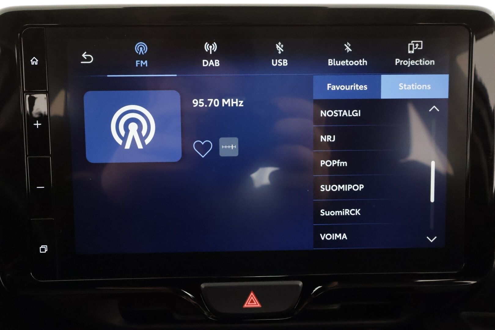 Toyota Yaris 2024 1,5 Hybrid 116 Intense * 1.Om Suomi-auto /  ACC / P.kamera / Ratinlämmitin / Kaistavahti / Apple&Android * - Kahdet renkaat aluvanteilla / Merkkihuollettu