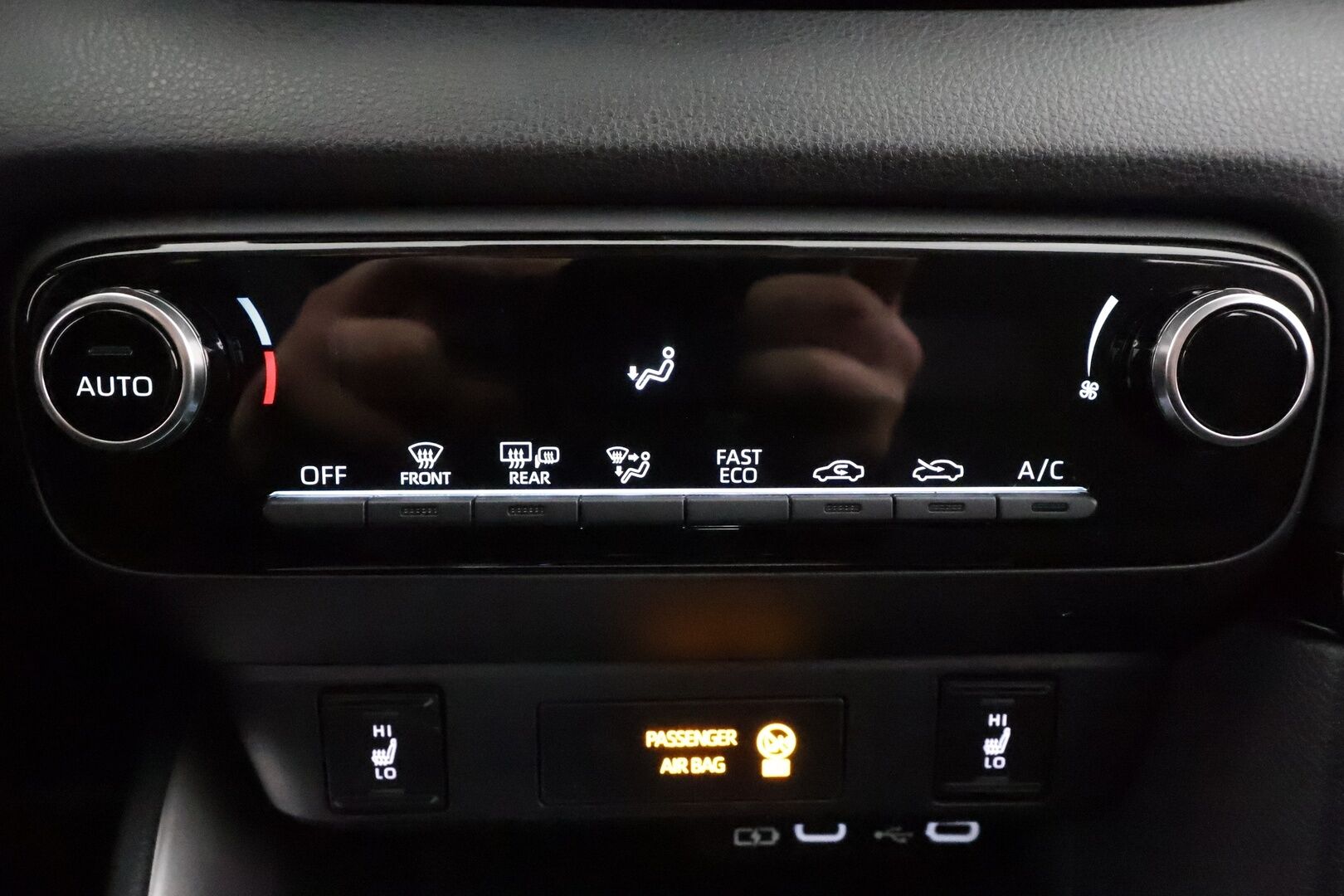 Toyota Yaris 2024 1,5 Hybrid 116 Intense * 1.Om Suomi-auto /  ACC / P.kamera / Ratinlämmitin / Kaistavahti / Apple&Android * - Kahdet renkaat aluvanteilla / Merkkihuollettu