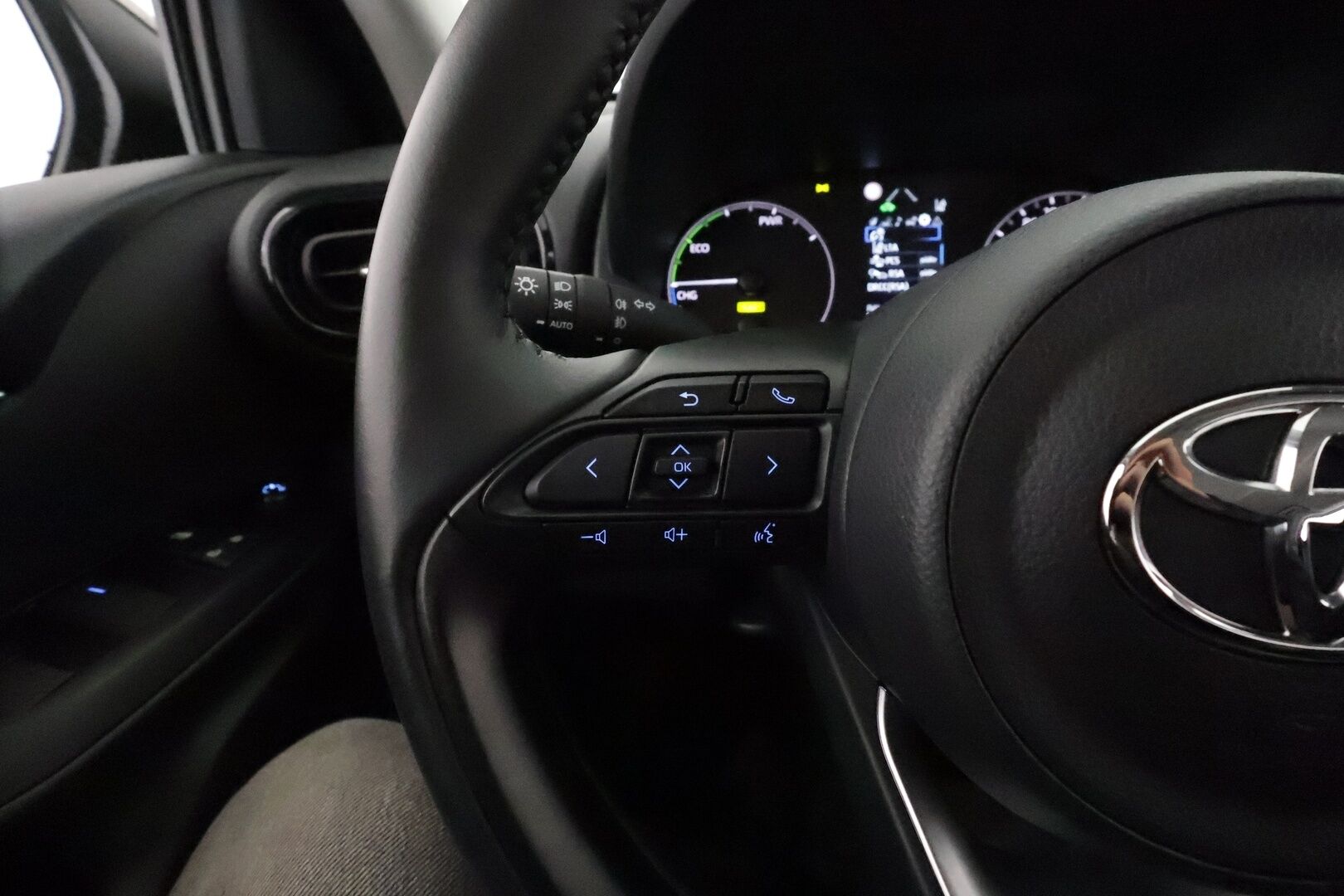 Toyota Yaris 2024 1,5 Hybrid Active Business **ACC / P.kamera / Navi / Kaistavahti / Lohkolämmitin Sisäpistokkeella / KeylessGO - 1-om Suomi-auto / Kahdet Renkaat
