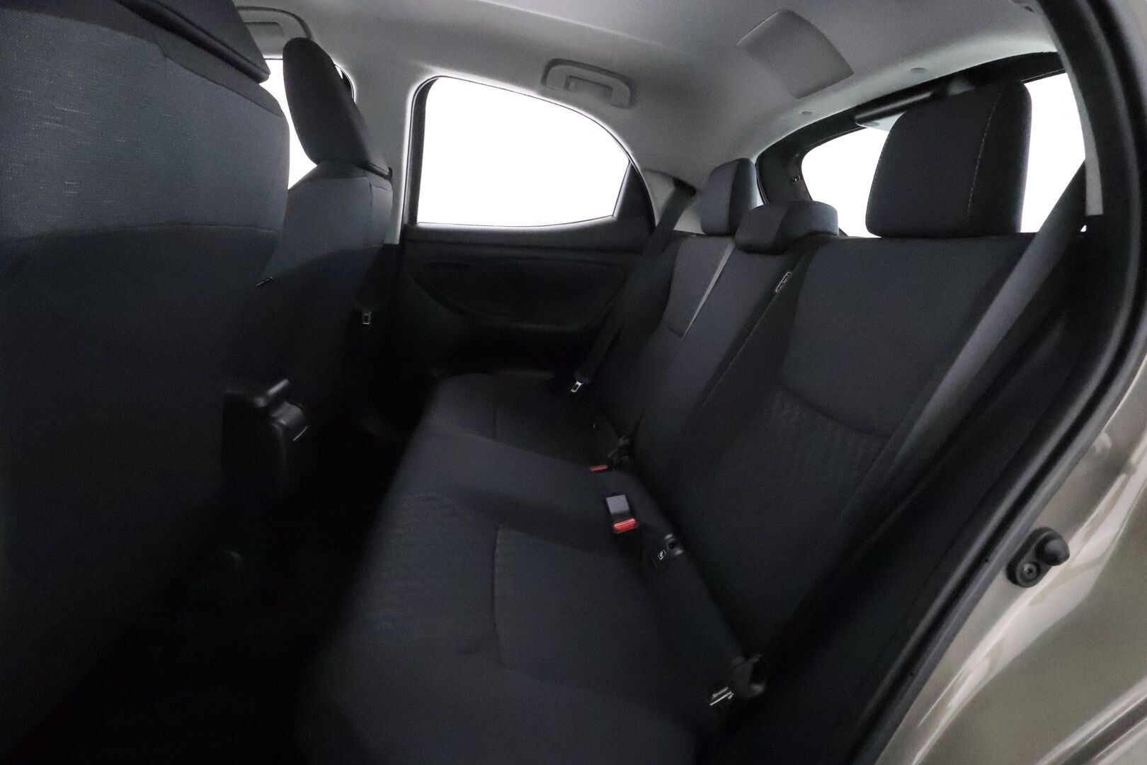 Toyota Yaris 2024 1,5 Hybrid Active Business **ACC / P.kamera / Navi / Kaistavahti / Lohkolämmitin Sisäpistokkeella / KeylessGO - 1-om Suomi-auto / Kahdet Renkaat