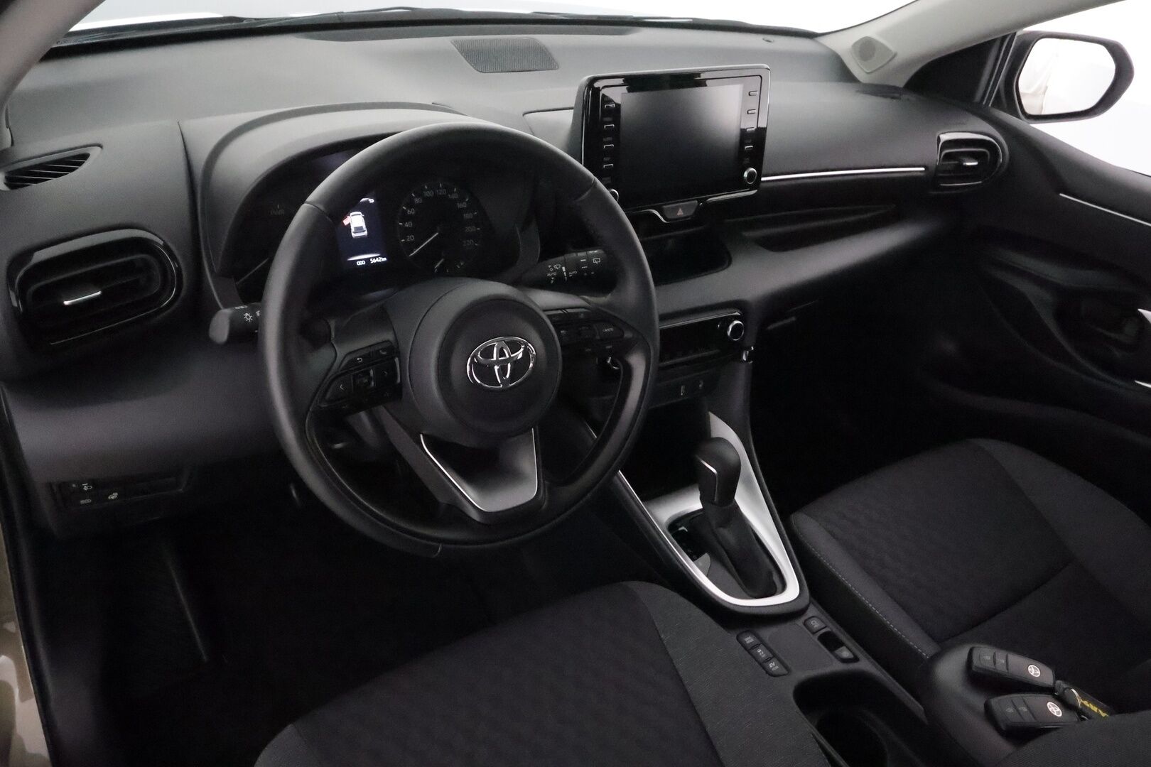 Toyota Yaris 2024 1,5 Hybrid Active Business **ACC / P.kamera / Navi / Kaistavahti / Lohkolämmitin Sisäpistokkeella / KeylessGO - 1-om Suomi-auto / Kahdet Renkaat