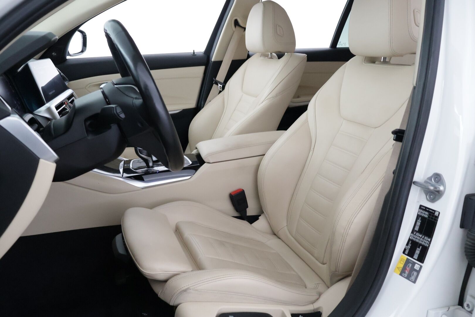 BMW 330 2021 G21 Touring 330e A Charged Edition Sport  * Sportline / Digimittaristo / H&K / S-koukku / ACC / Nahkasisusta / - | Harman-Cardon- sound system | Ambient light | Tutkat | Vaalea nahkasisusta | Akkukäyttöinen lisälämmitin | Adaptiivinen vakionopeudensäädin |