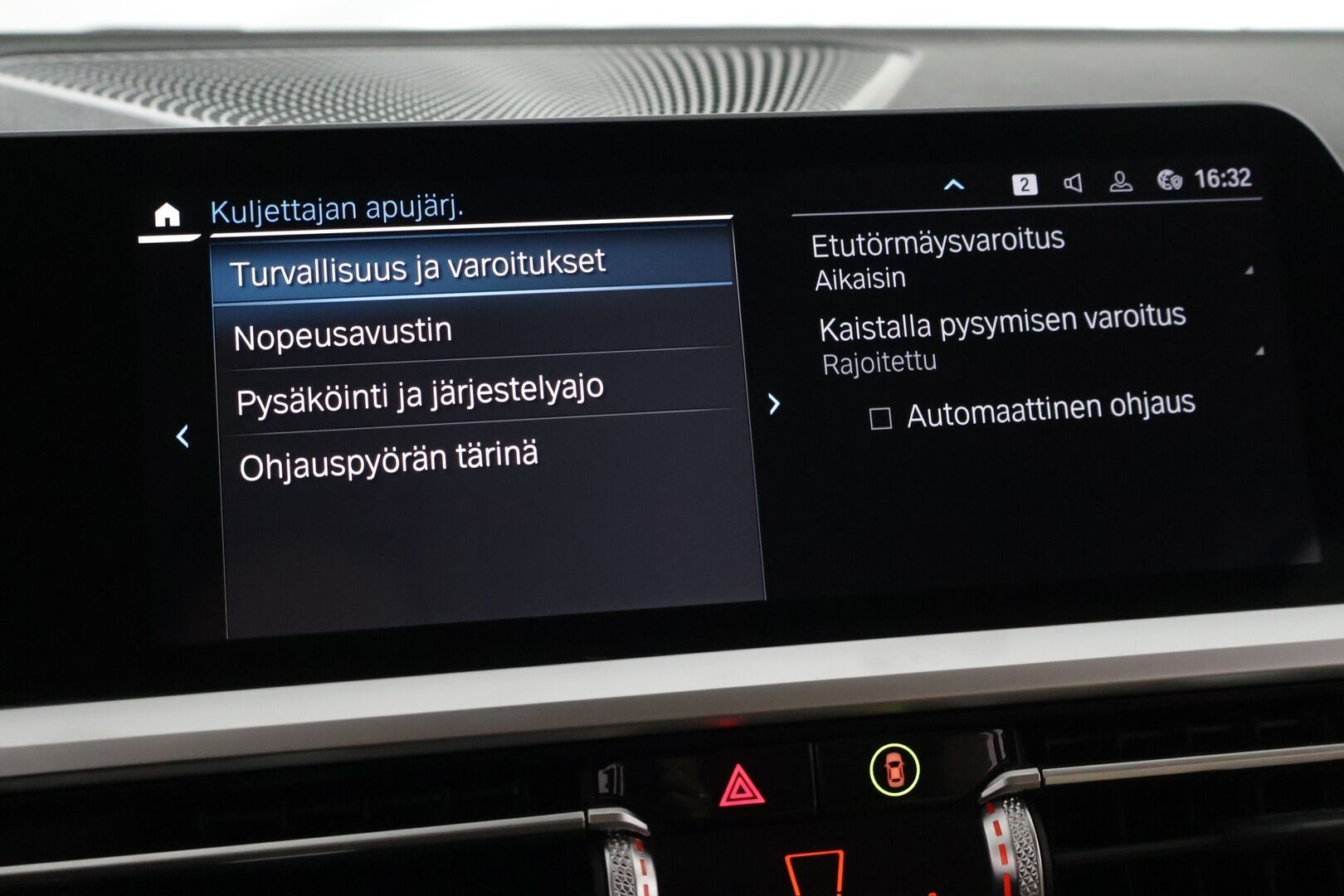 BMW 330 2021 G21 Touring 330e A Charged Edition Sport  * Sportline / Digimittaristo / H&K / S-koukku / ACC / Nahkasisusta / - | Harman-Cardon- sound system | Ambient light | Tutkat | Vaalea nahkasisusta | Akkukäyttöinen lisälämmitin | Adaptiivinen vakionopeudensäädin |