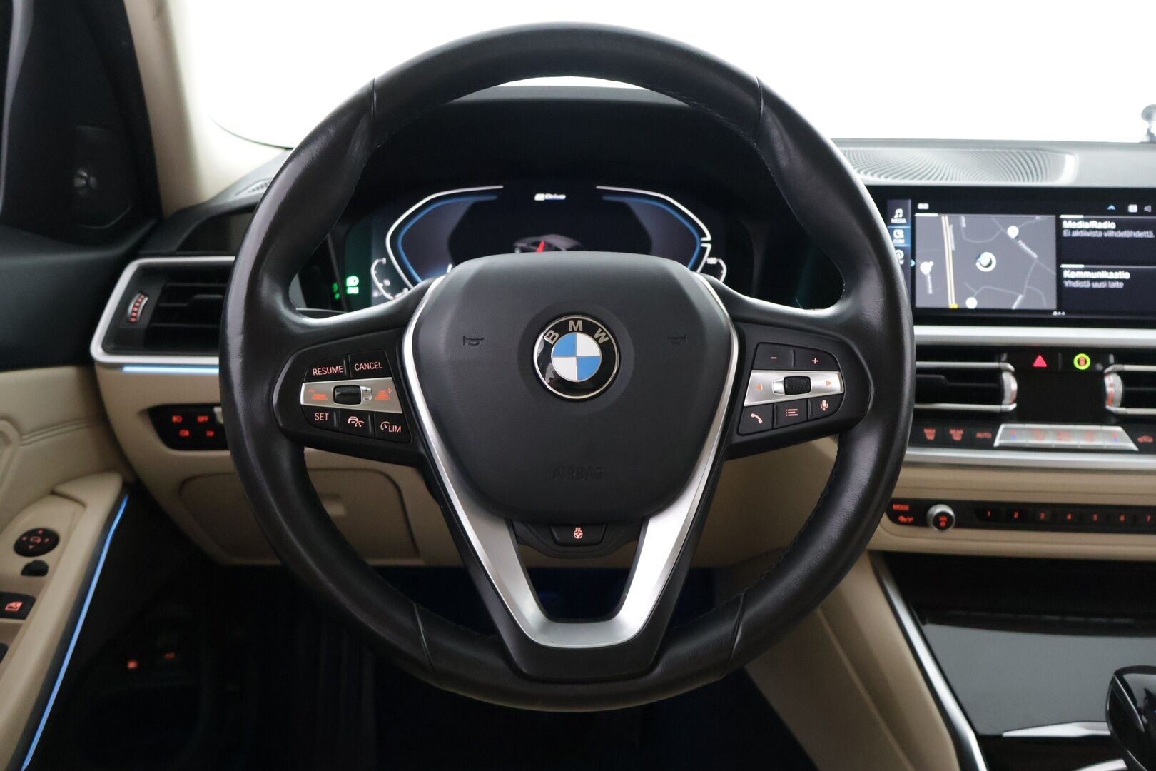 BMW 330 2021 G21 Touring 330e A Charged Edition Sport  * Sportline / Digimittaristo / H&K / S-koukku / ACC / Nahkasisusta / - | Harman-Cardon- sound system | Ambient light | Tutkat | Vaalea nahkasisusta | Akkukäyttöinen lisälämmitin | Adaptiivinen vakionopeudensäädin |