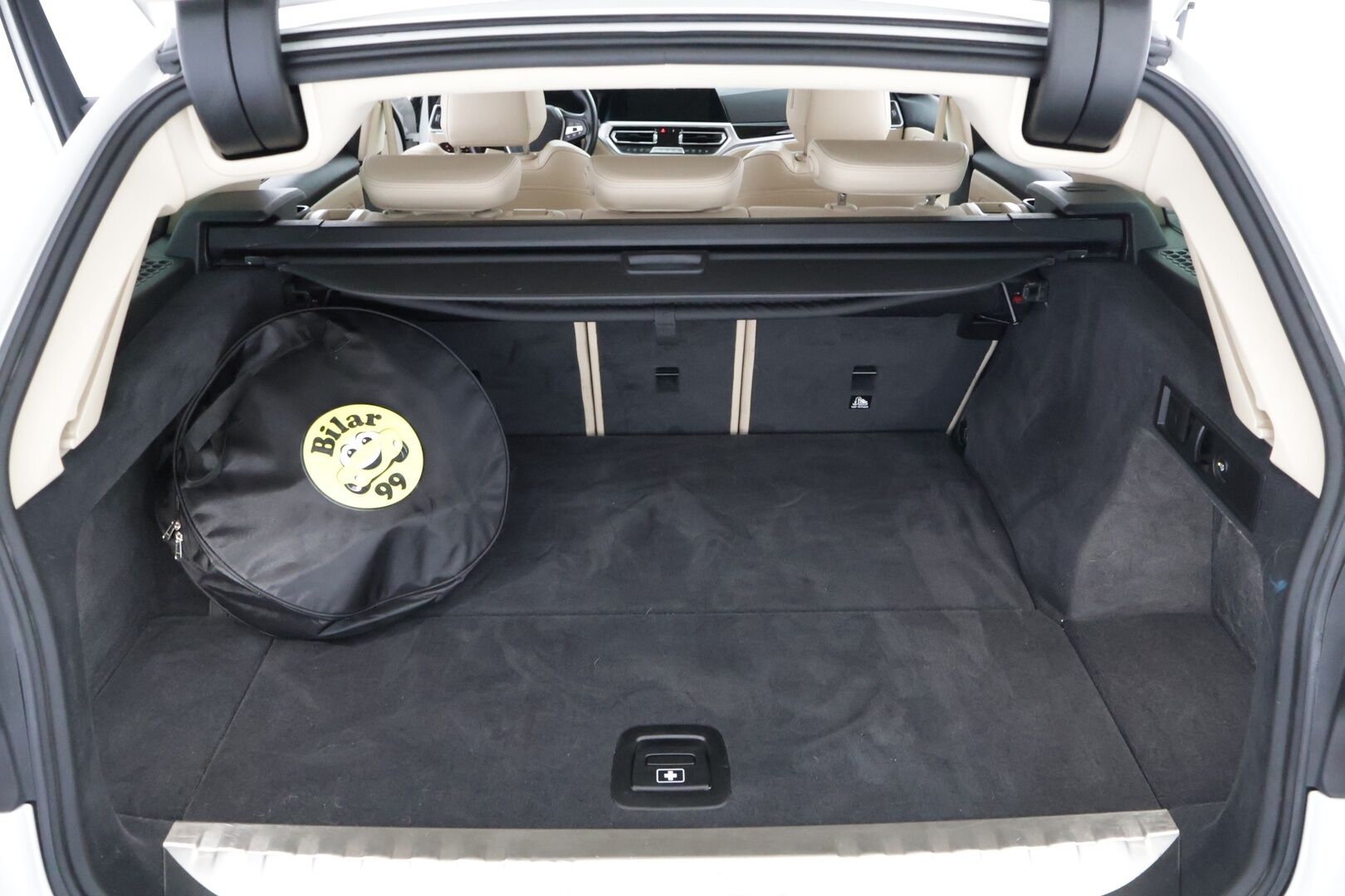BMW 330 2021 G21 Touring 330e A Charged Edition Sport  * Sportline / Digimittaristo / H&K / S-koukku / ACC / Nahkasisusta / - | Harman-Cardon- sound system | Ambient light | Tutkat | Vaalea nahkasisusta | Akkukäyttöinen lisälämmitin | Adaptiivinen vakionopeudensäädin |